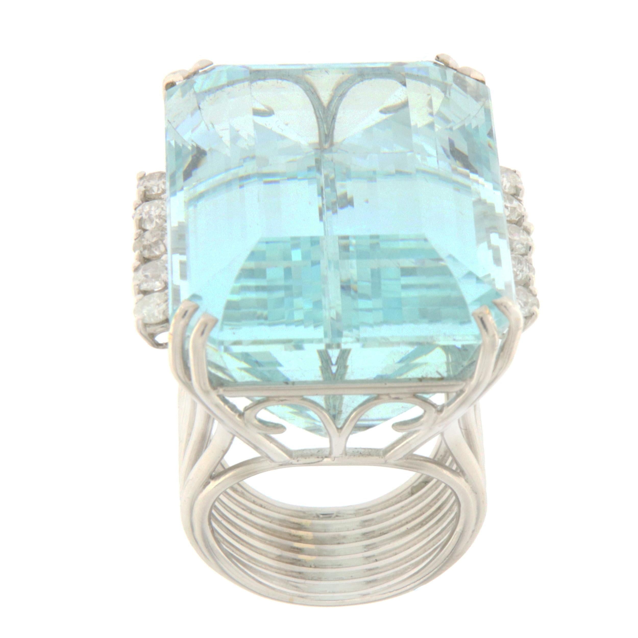 This elegant ring in white gold features a stunning Brazilian aquamarine at its center, chosen for its deep blue color and exceptional clarity, evoking the beauty of Brazil's crystal-clear waters. Framed by a halo of luminous diamonds, the central