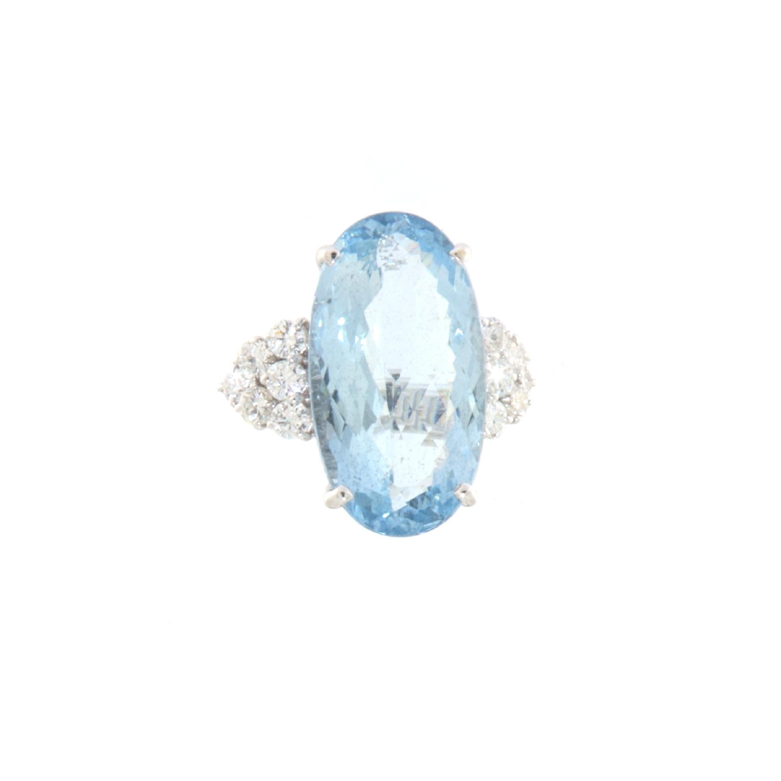 This ring in 18-karat white gold embodies sophistication and luxury, pairing the enchanting brightness of gold with the freshness of a Brazilian aquamarine. Positioned centrally, the aquamarine shines in a crystalline blue hue, meticulously chosen