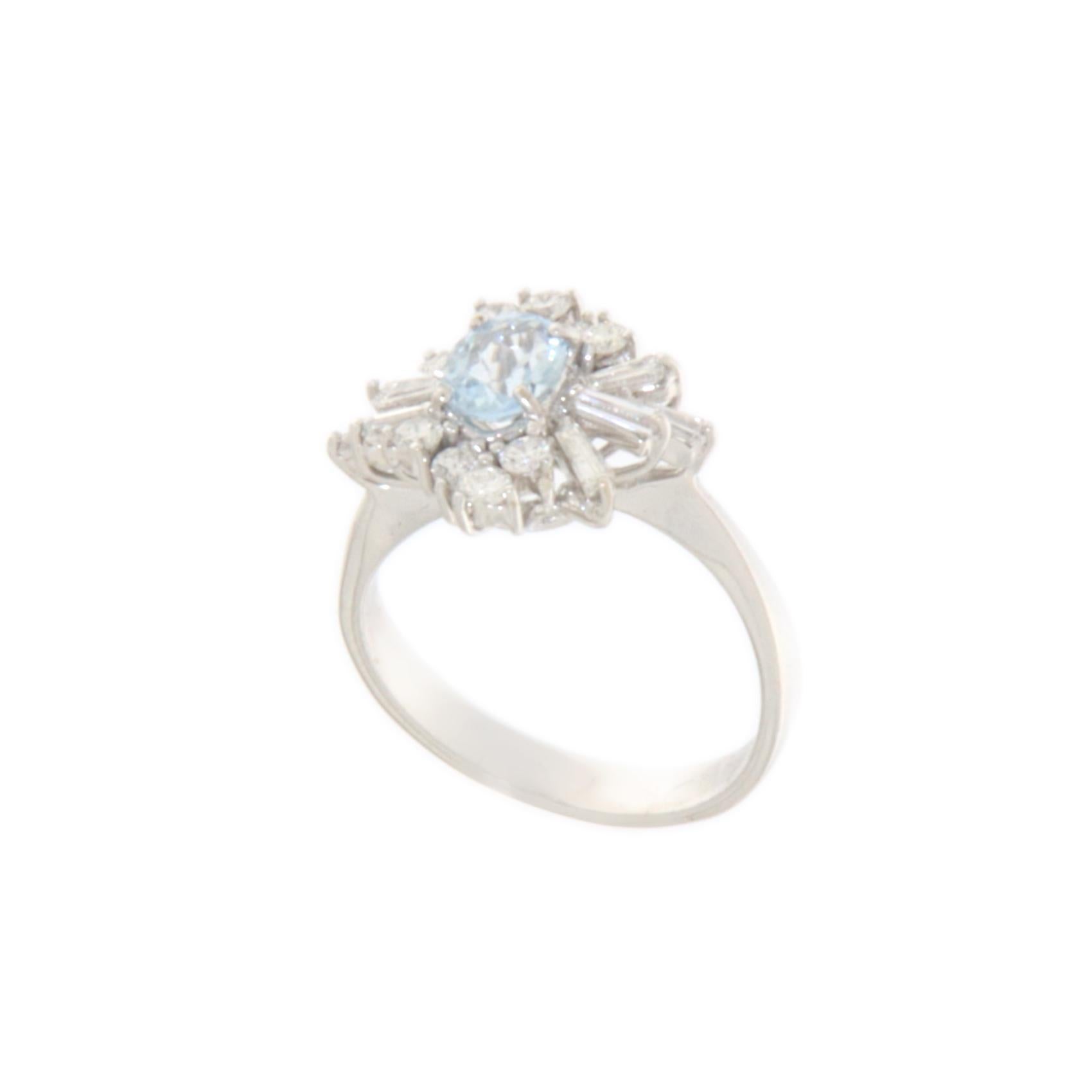 This 18-karat white gold ring is an elegant and refined piece, perfect for those looking for a distinctive and classy accessory. At its center, the ring is adorned with a natural aquamarine from Brazil, a gemstone with delicate blue hues that evoke