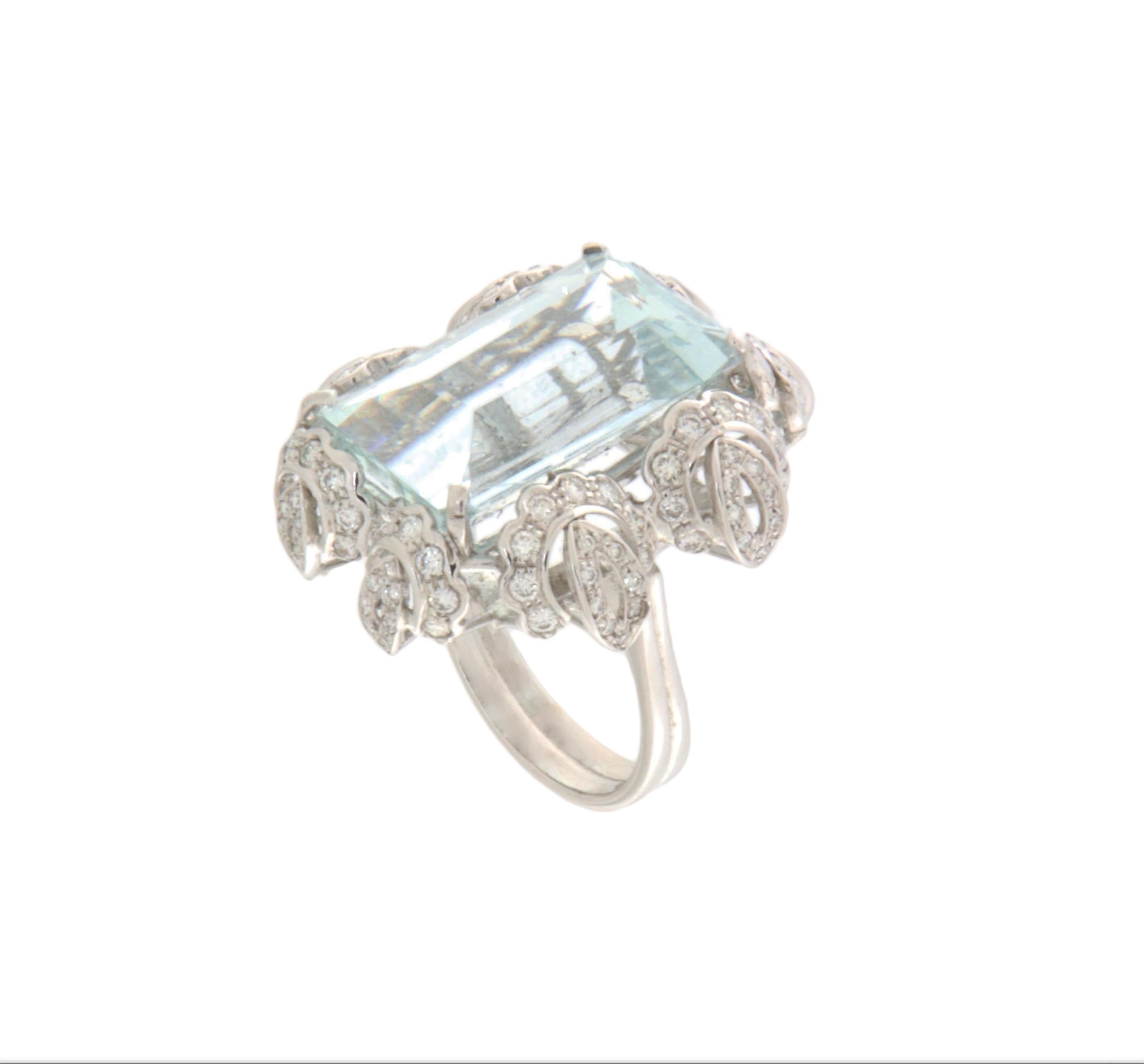 This extraordinary 18K white gold ring is a true masterpiece of high jewelry, combining elegance, luxury, and sophistication in a timeless design. At the center of the ring, a magnificent Brazilian aquamarine in a rectangular cut captures attention