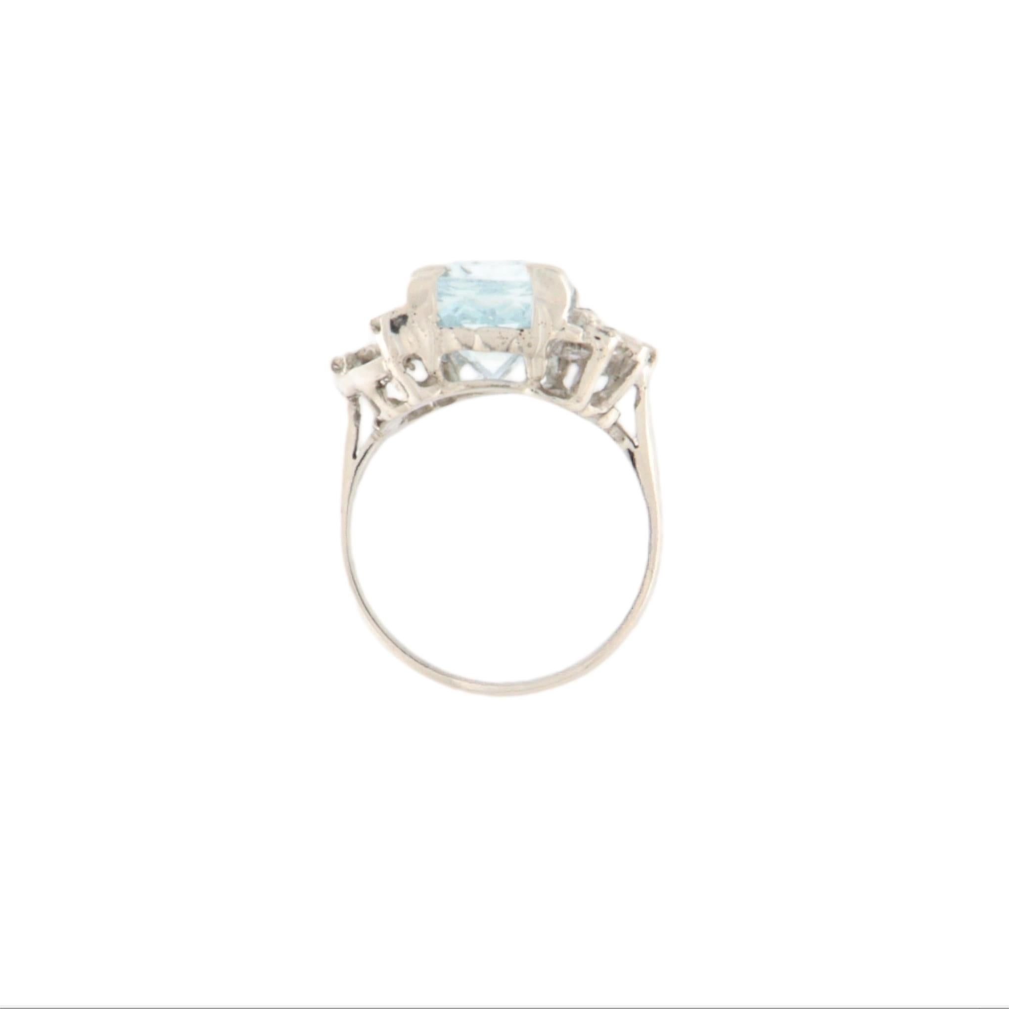 Taille brillant Bague cocktail en or blanc 18 carats avec aigue-marine du Brésil et diamants en vente