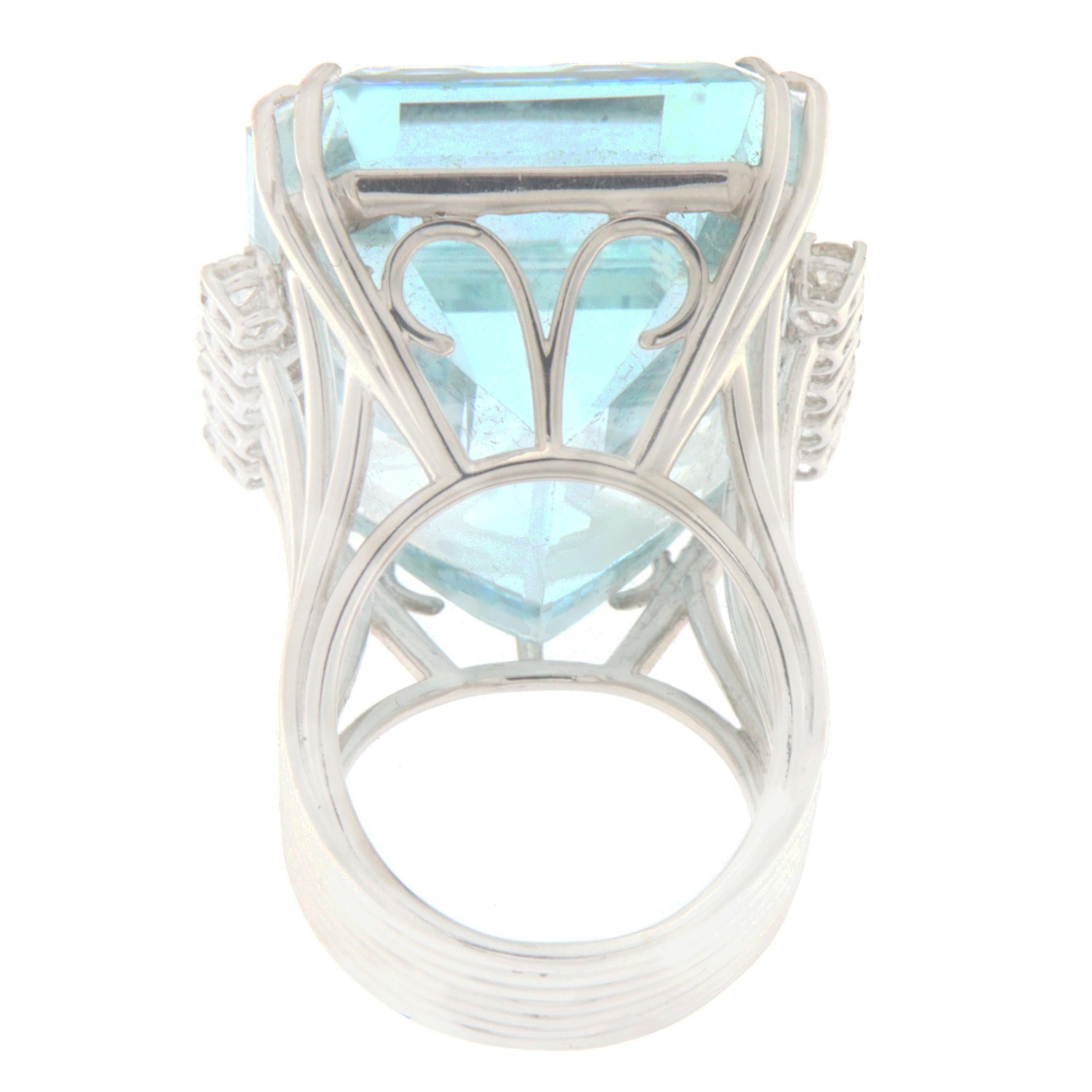 Brazilian Aquamarine Diamonds 18 Karat White Gold Cocktail Ring In New Condition For Sale In Marcianise, IT