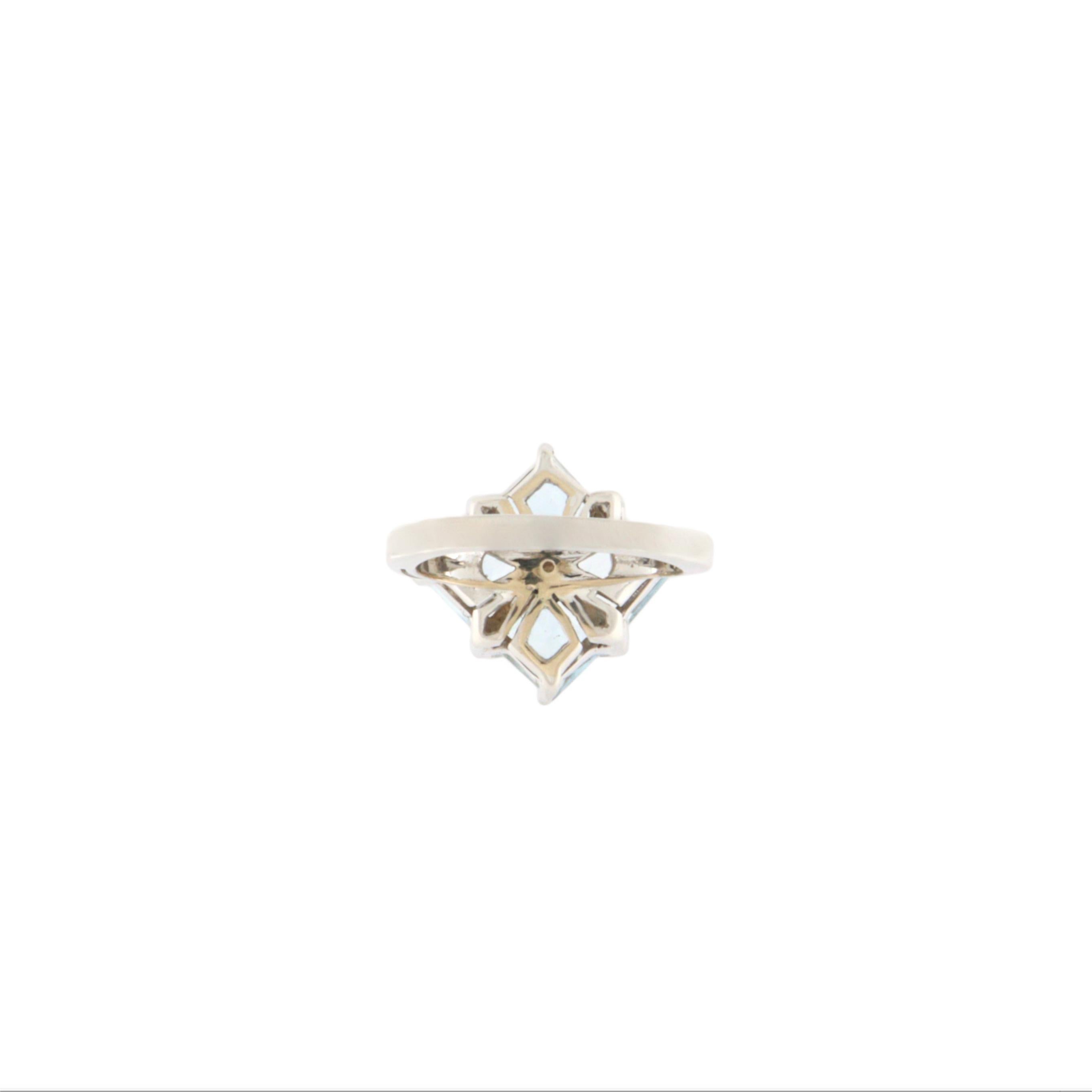 Cocktailring aus 18 Karat Weißgold mit brasilianischem Aquamarin und Diamanten im Zustand „Neu“ im Angebot in Marcianise, IT