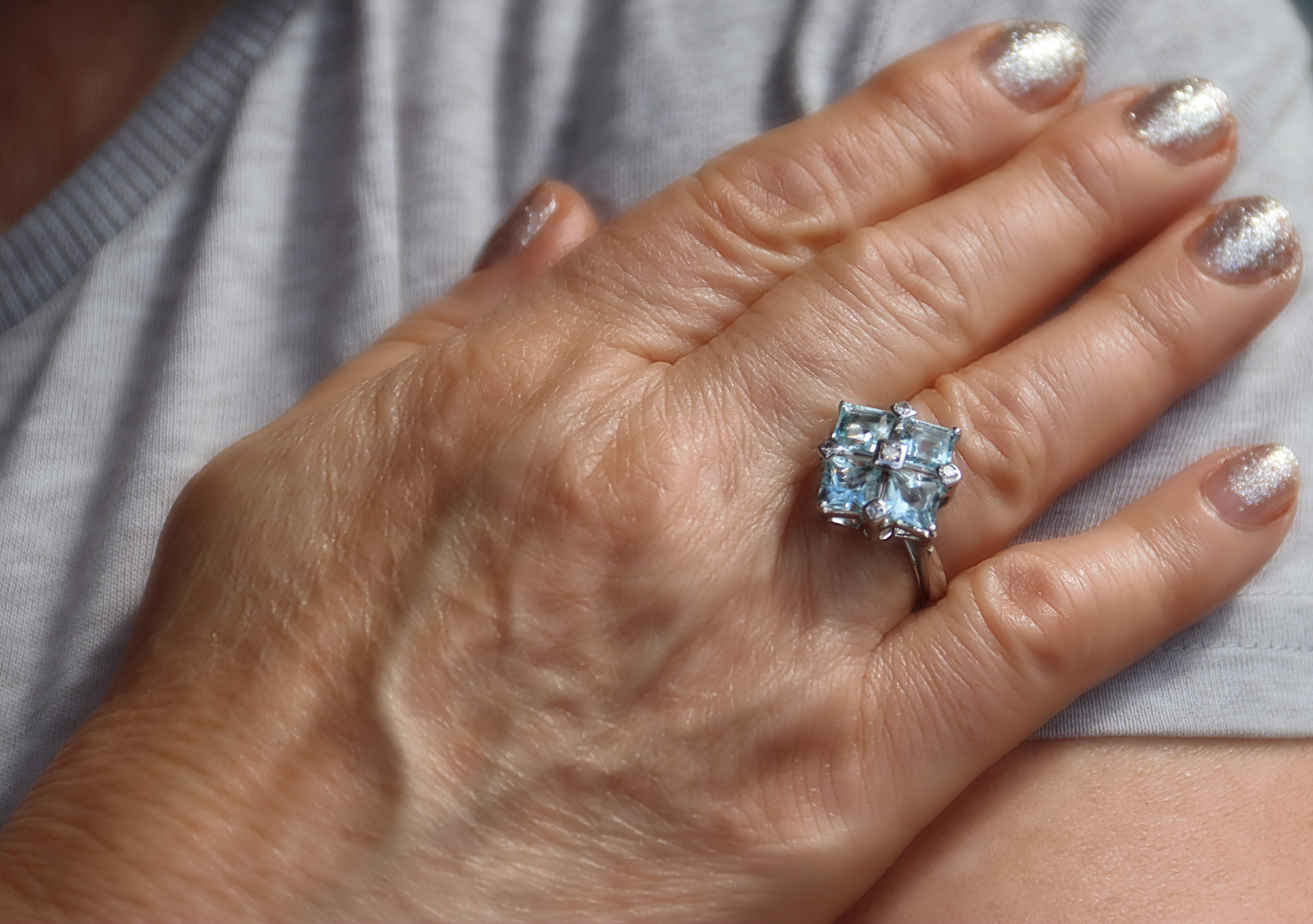 Cocktailring aus 18 Karat Weißgold mit brasilianischem Aquamarin und Diamanten im Angebot 2