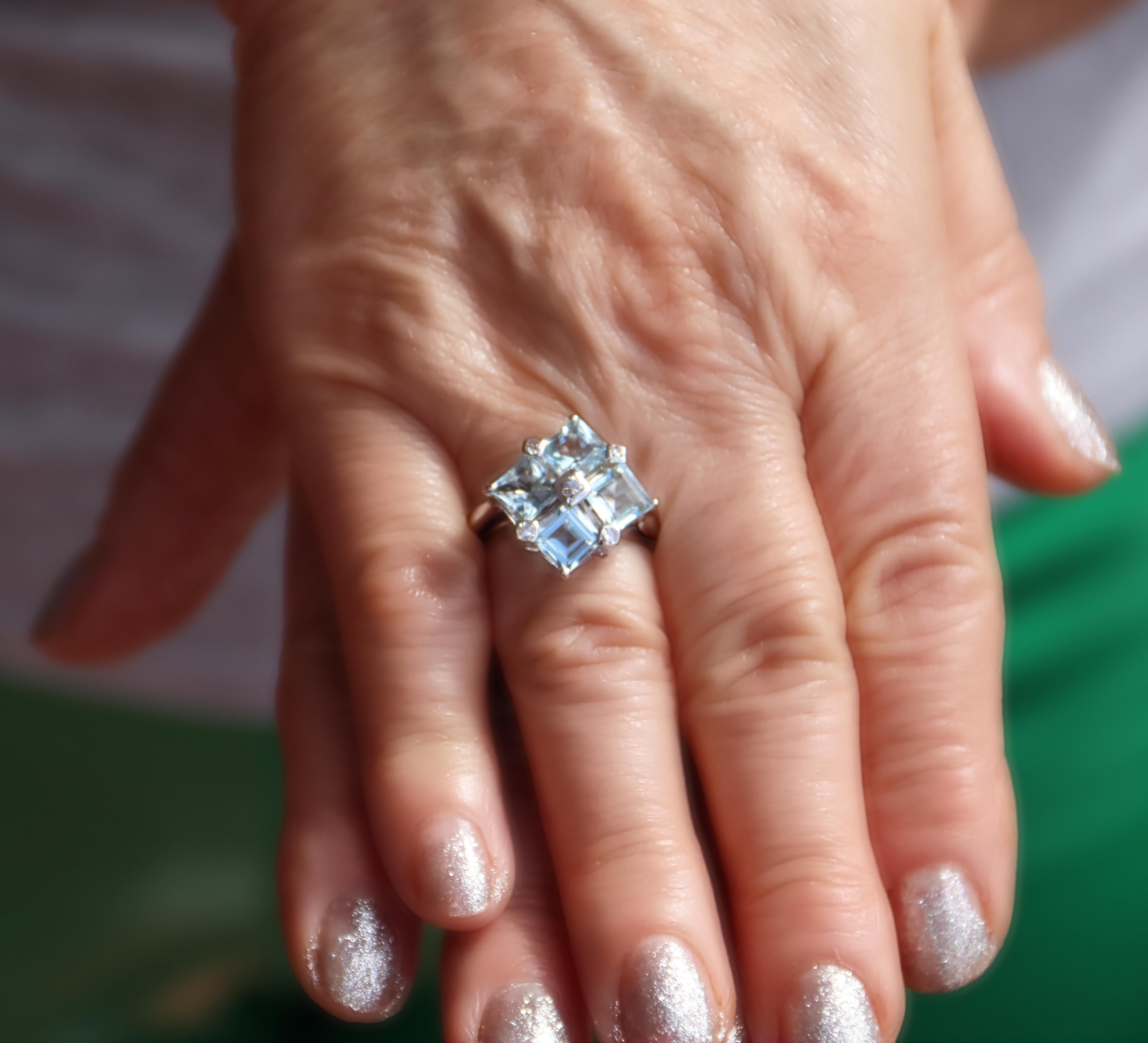 Cocktailring aus 18 Karat Weißgold mit brasilianischem Aquamarin und Diamanten im Angebot 3