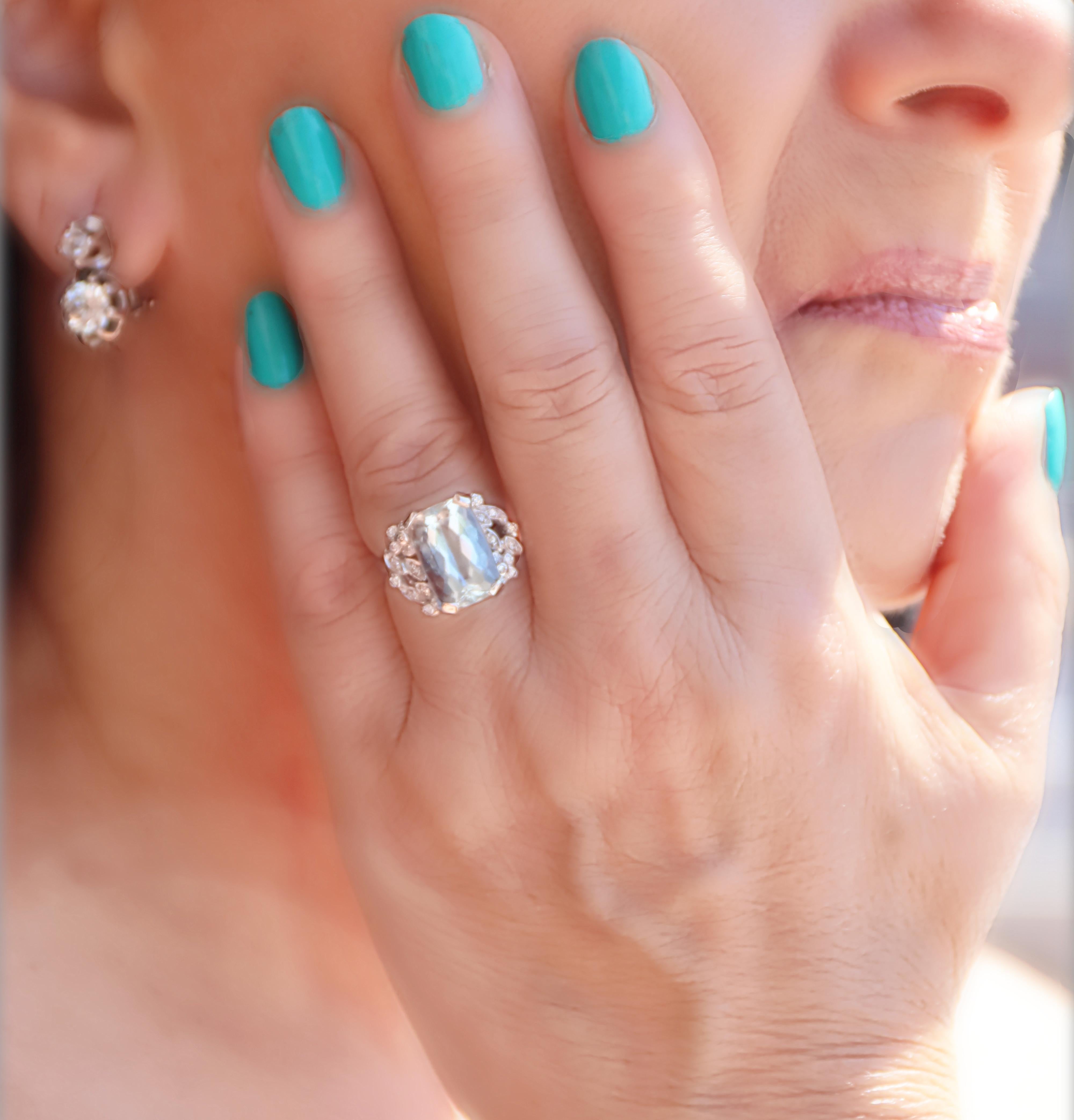 Bague cocktail en or blanc 18 carats avec aigue-marine du Brésil et diamants en vente 3