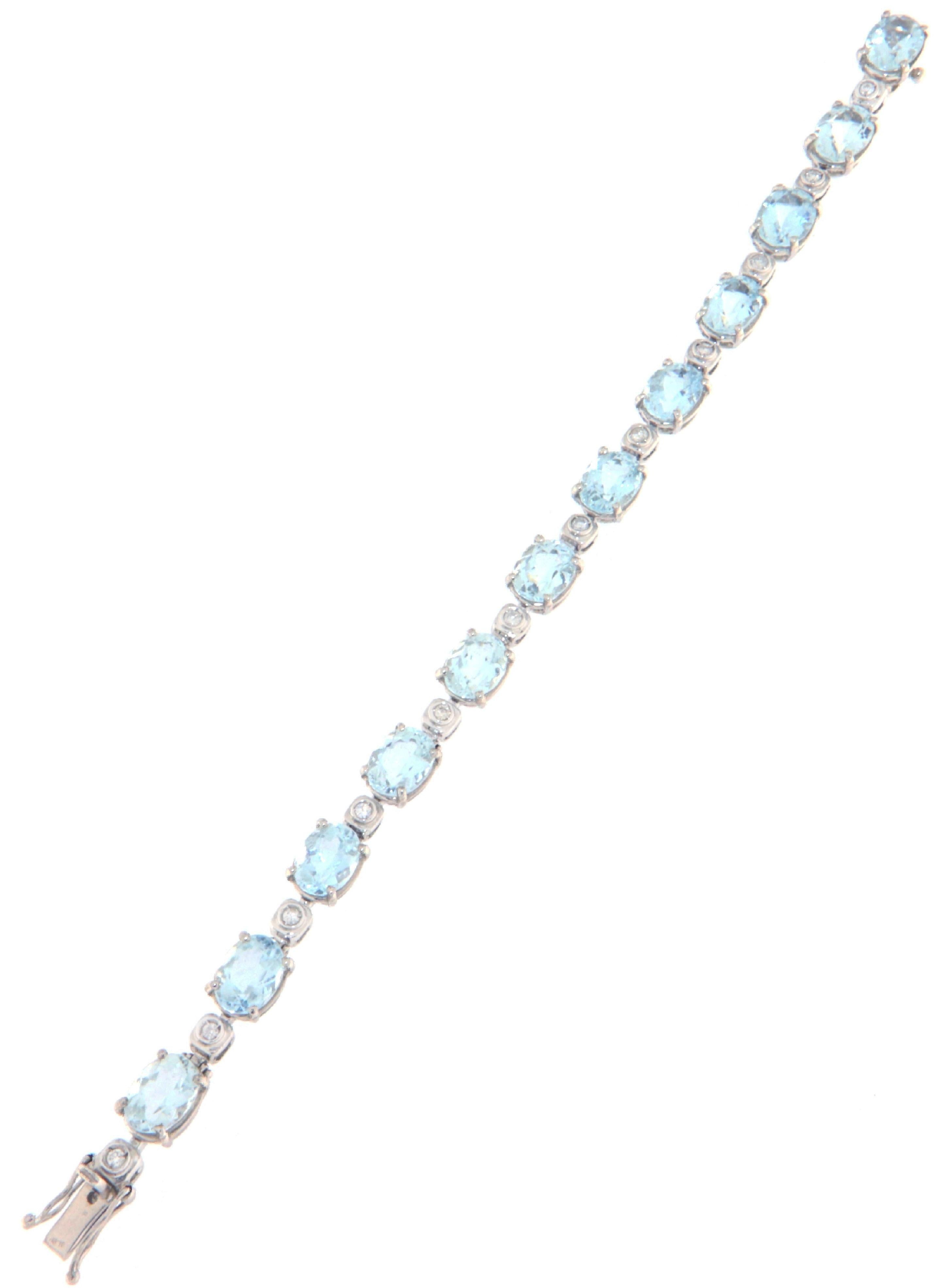 This magnificent 18-karat white gold bracelet is an example of refined craftsmanship, characterized by an elegant and luxurious design that makes it a distinctive piece in any jewelry collection. The bracelet is adorned with stunning Brazilian