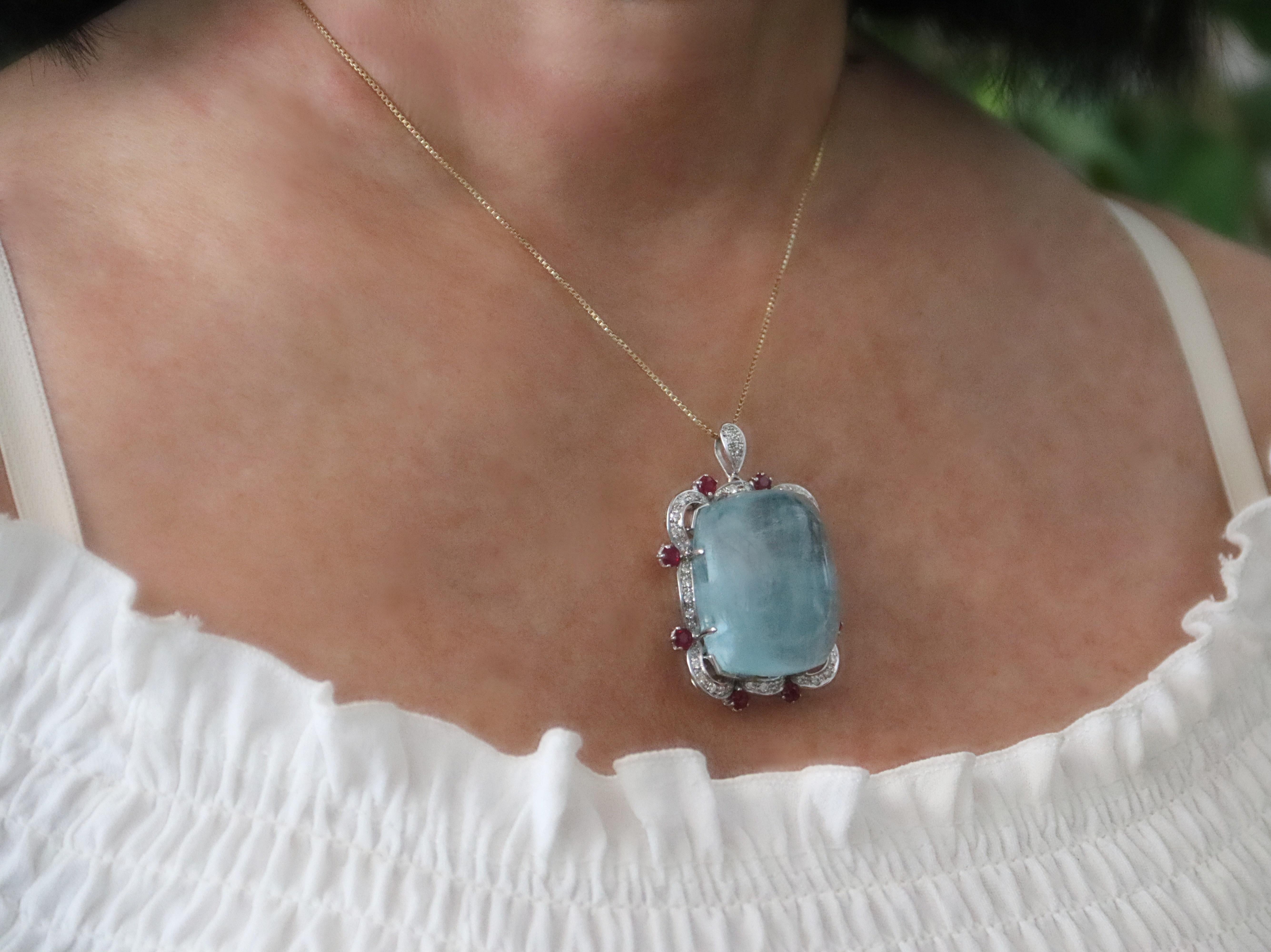 Collier pendentif en or blanc 18 carats aigue-marine brésilienne diamants rubis en vente 2