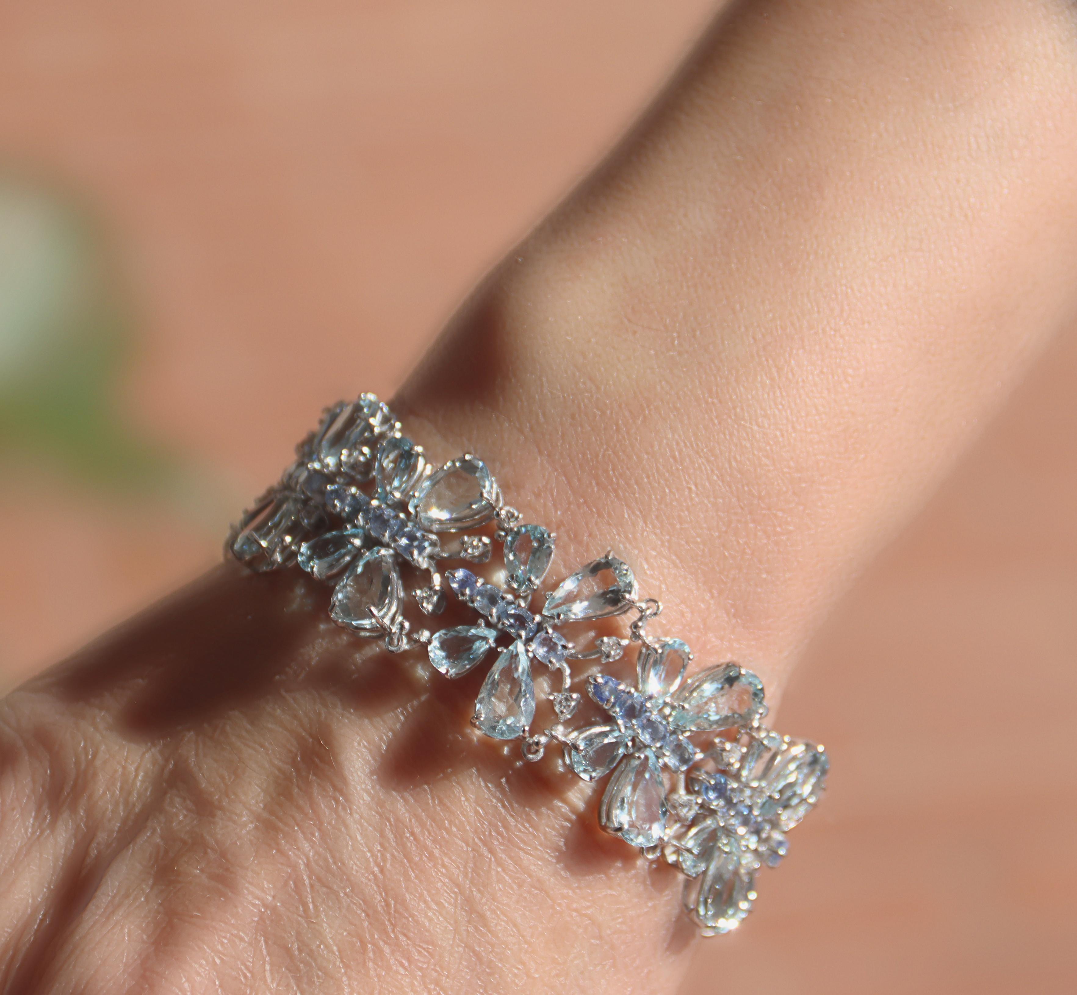 Brazilian Aquamarine Sapphires Diamonds 18 Karat White Gold Cuff Bracelet For Sale 3