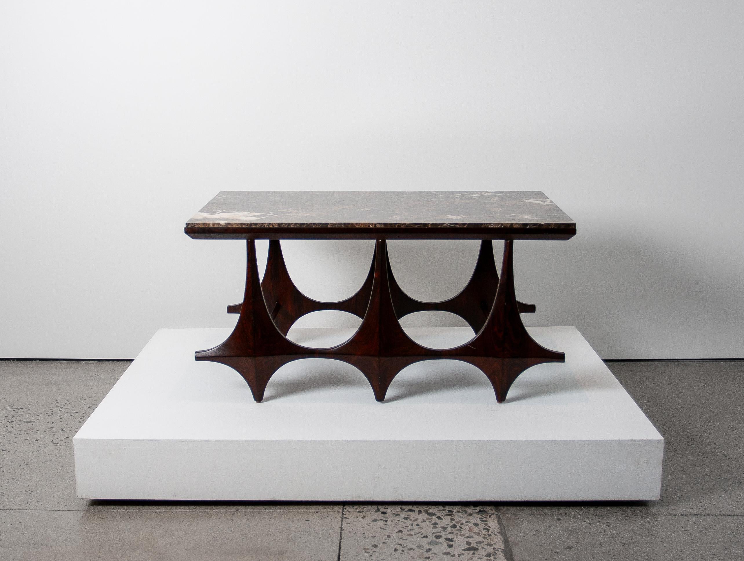 Il s'agit d'une table basse unique en son genre, avec un palissandre brésilien restauré et un nouveau plateau en marbre brun. 
Fabriquée à partir de marbre italien de haute qualité, cette table dégage un charme luxueux avec des tons riches et des