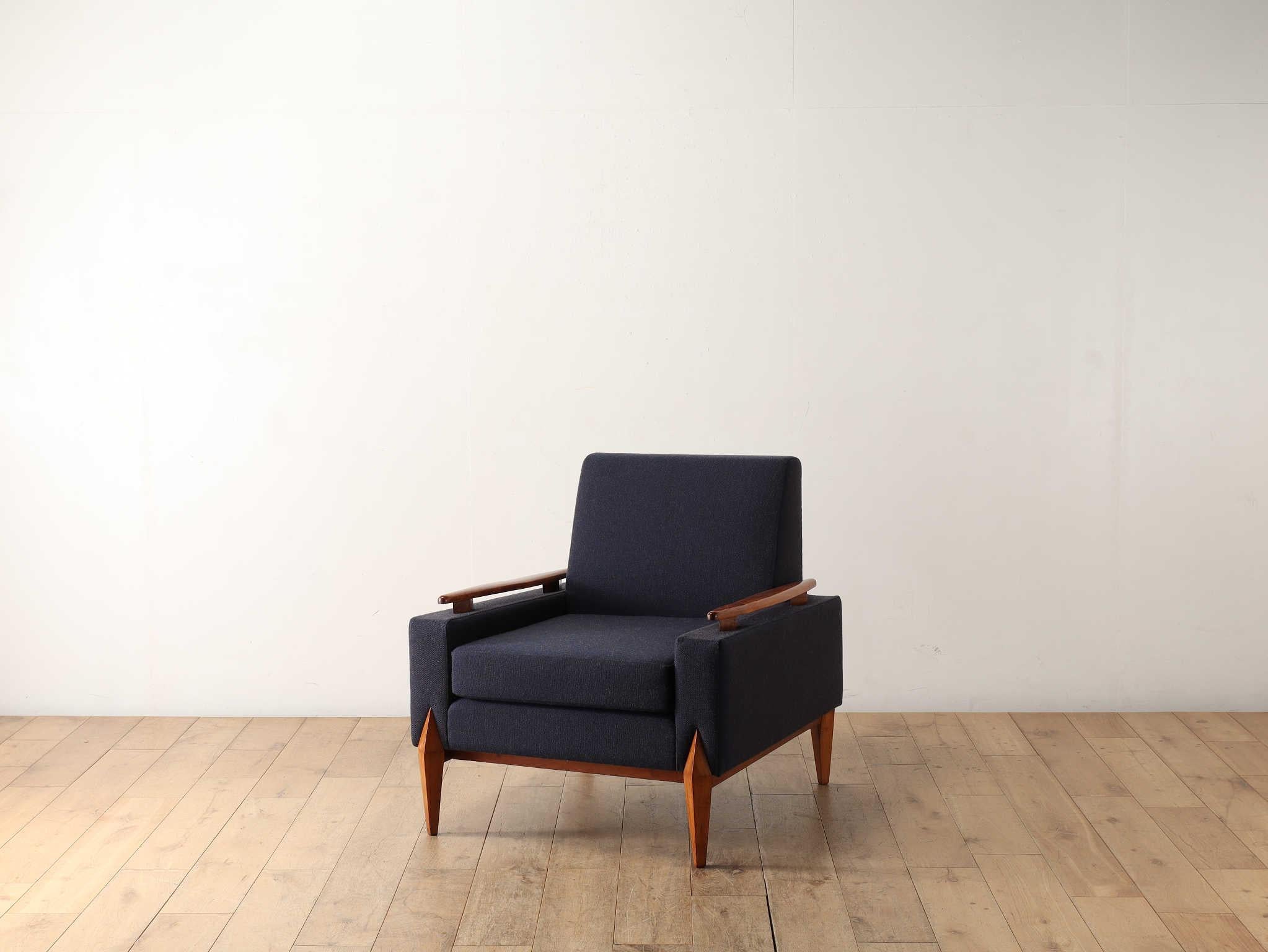 Linear and simple form. You will enjoy the design of the navy blue fabric and the wooden frame. Wooden frame is used not only for the legs but also for the arms.
