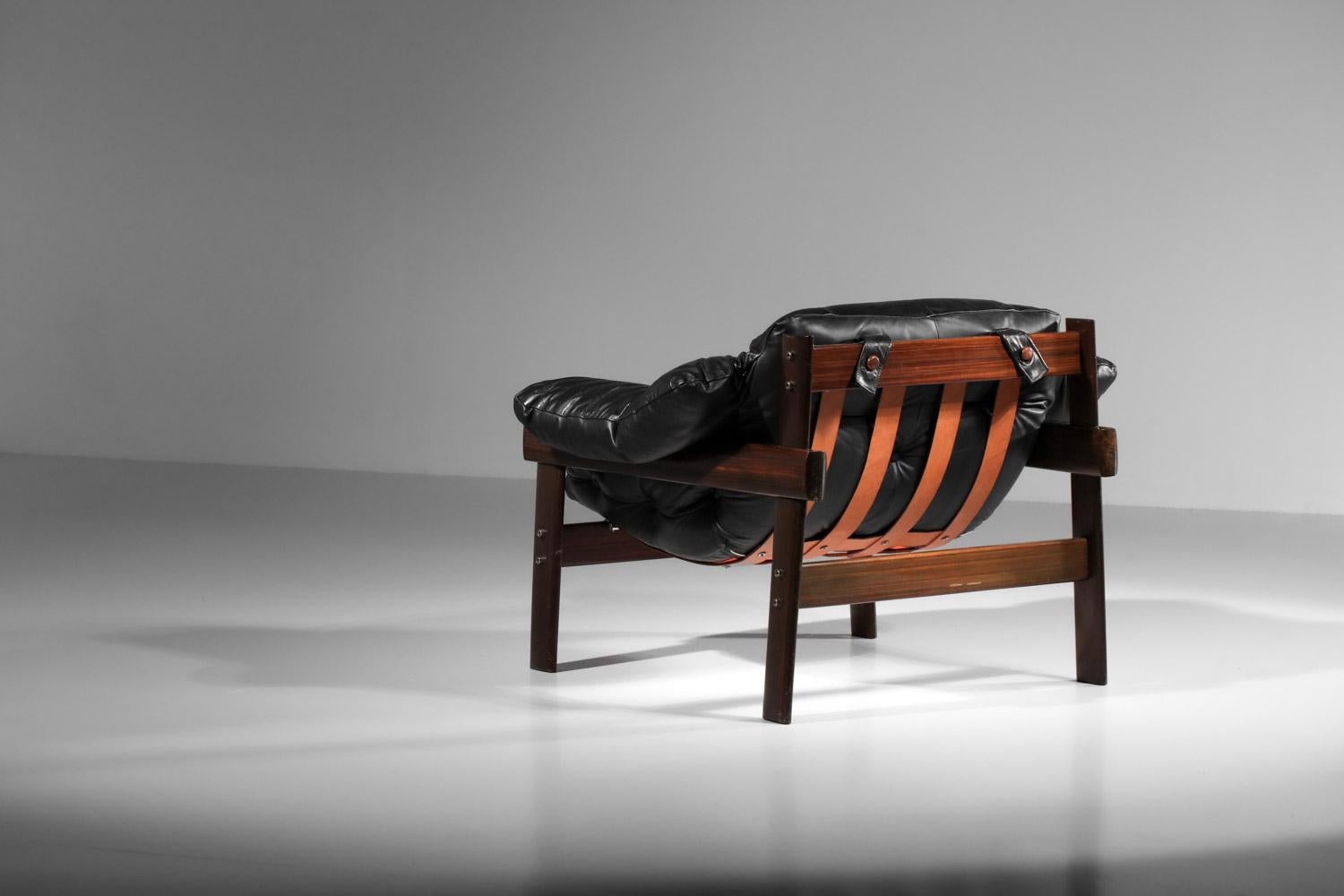 Brazilian armchair by percival laefer in black leather and solid wood For Sale 4