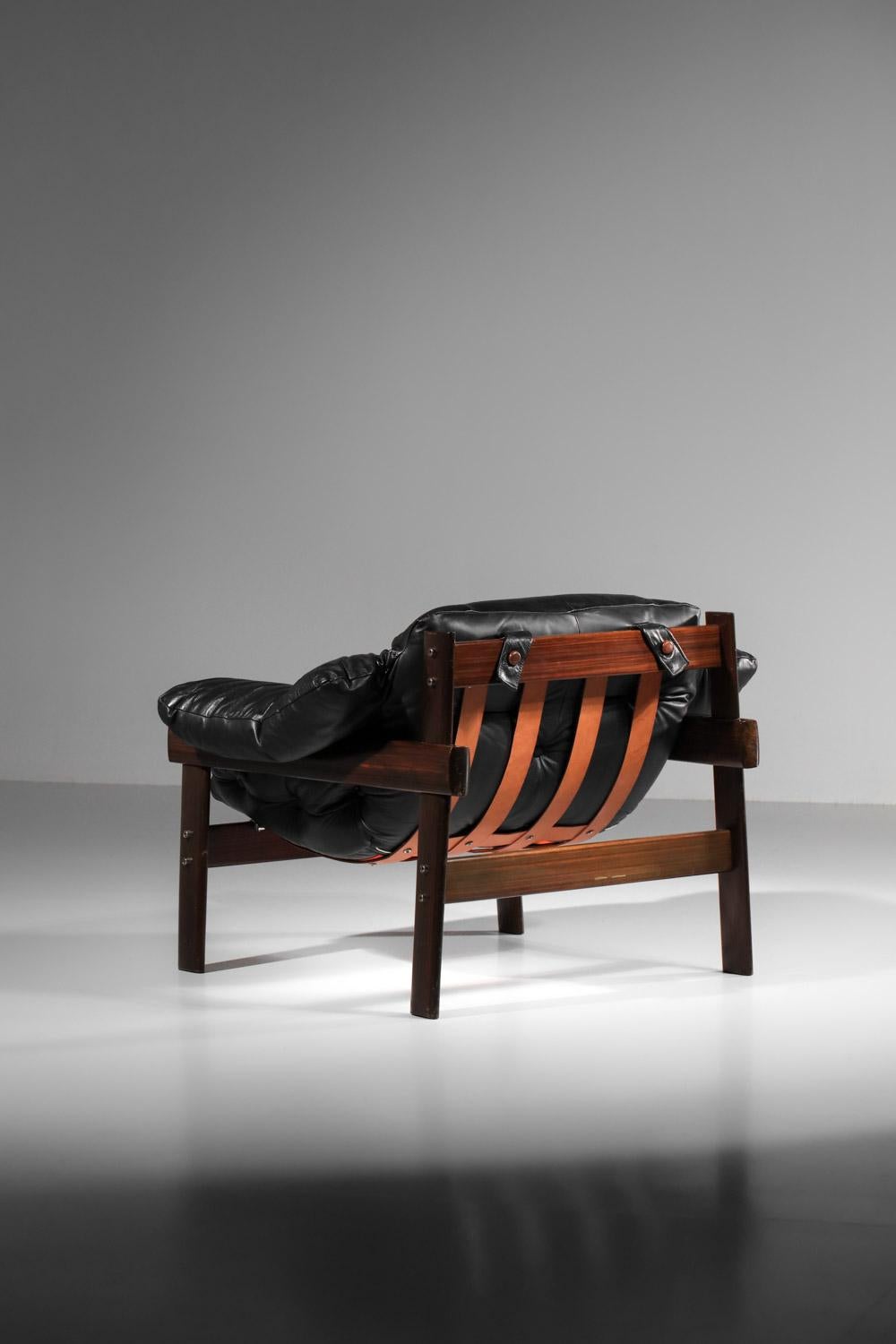 Brazilian armchair by percival laefer in black leather and solid wood For Sale 5