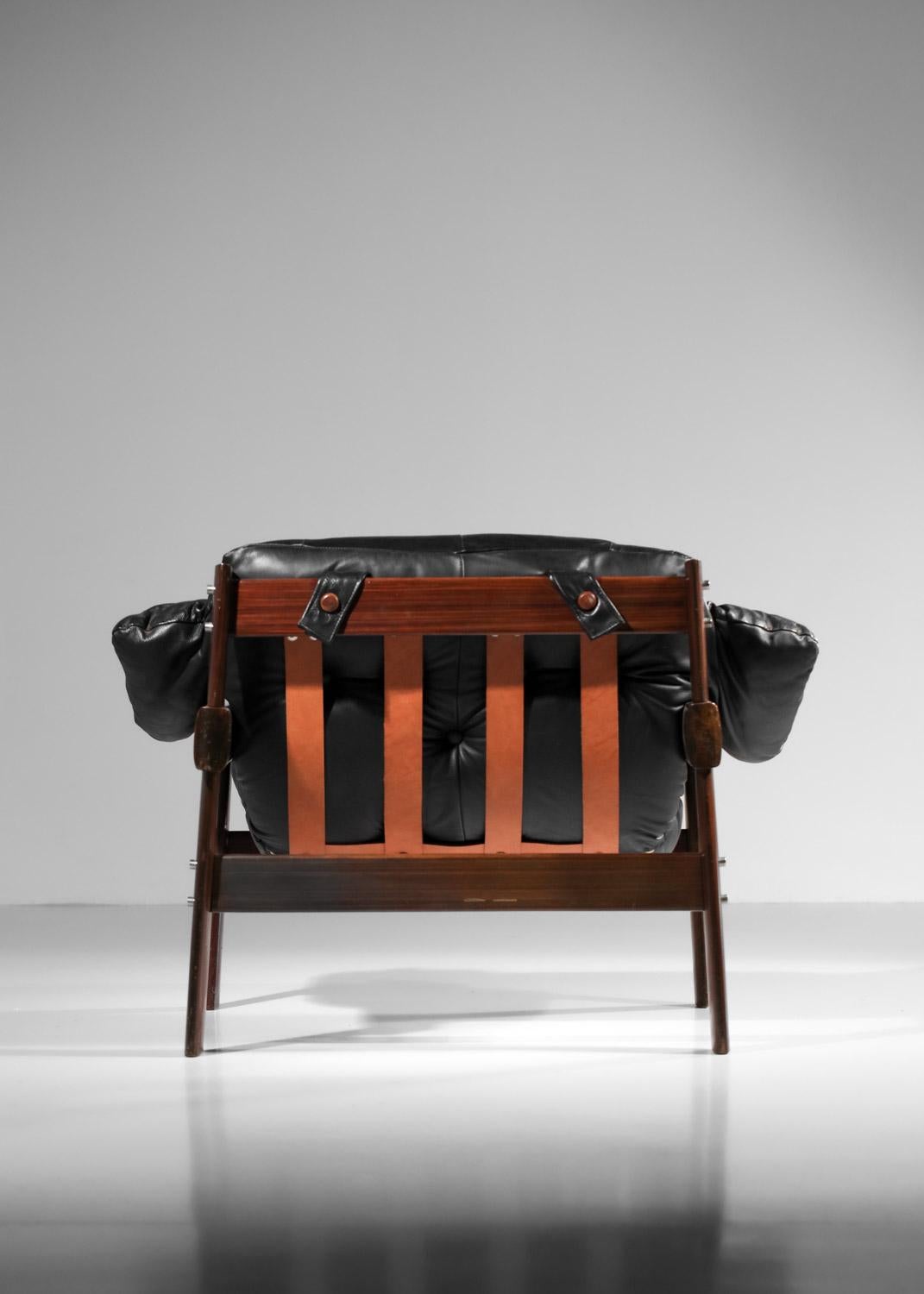Brazilian armchair by percival laefer in black leather and solid wood For Sale 6