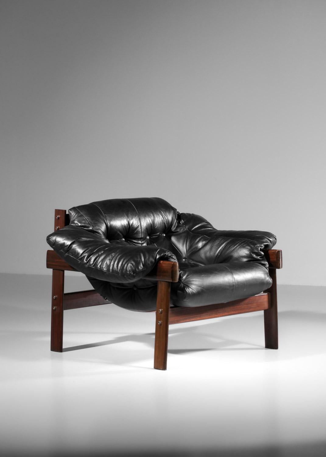 Brazilian armchair by percival laefer in black leather and solid wood For Sale 9