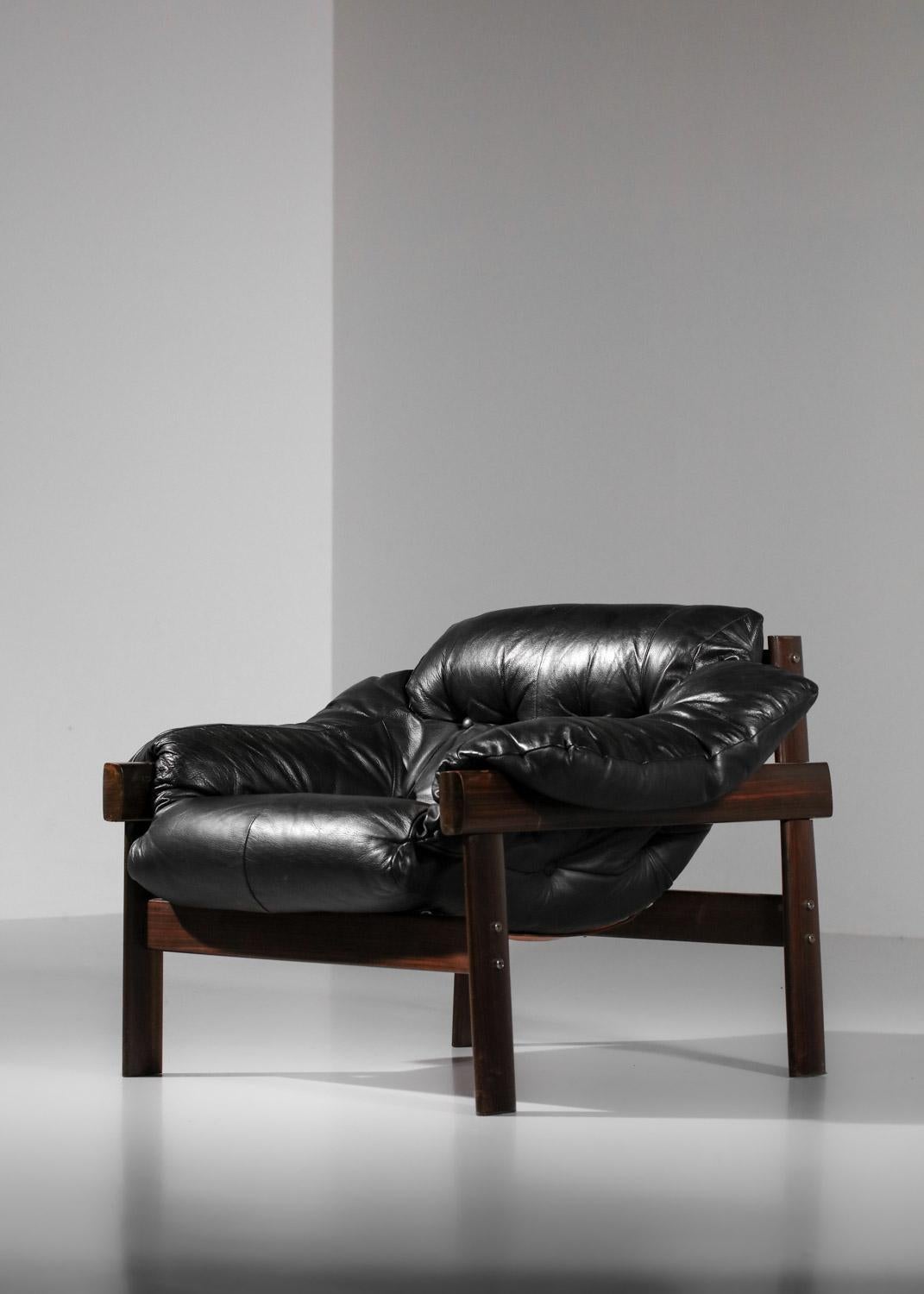 Mid-Century Modern Brazilian armchair by percival laefer in black leather and solid wood For Sale