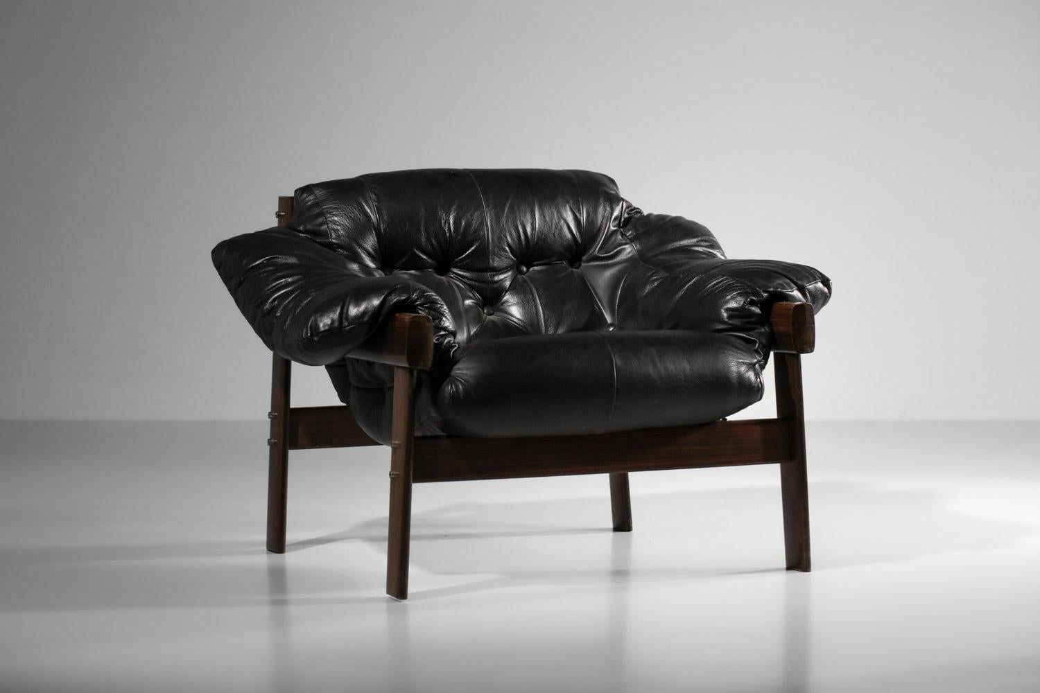 Brazilian armchair by percival laefer in black leather and solid wood For Sale 1