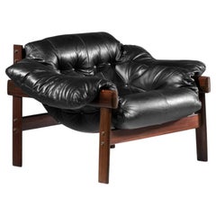 Sillón brasileño de percival laefer en cuero negro y madera maciza
