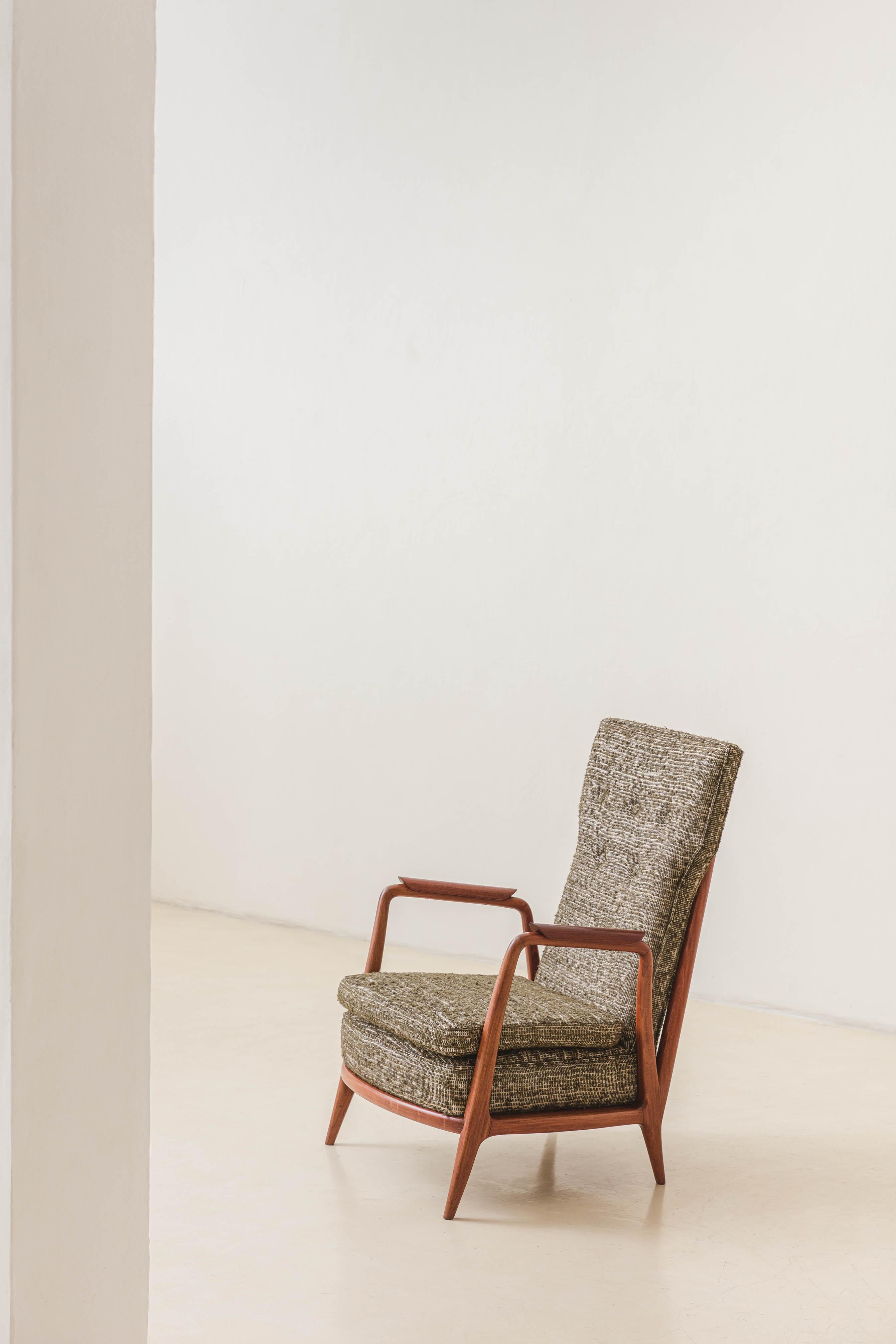 Dieser Sessel aus massivem Caviuna mit hohen Rückenlehnen wurde von Giuseppe Scapinelli (1911-1982) in den 1950er Jahren entworfen. Das Möbelstück hat Lattenroste mit dünnen vertikalen Stäben und eine bequeme Polsterung mit einem maßgeschneiderten
