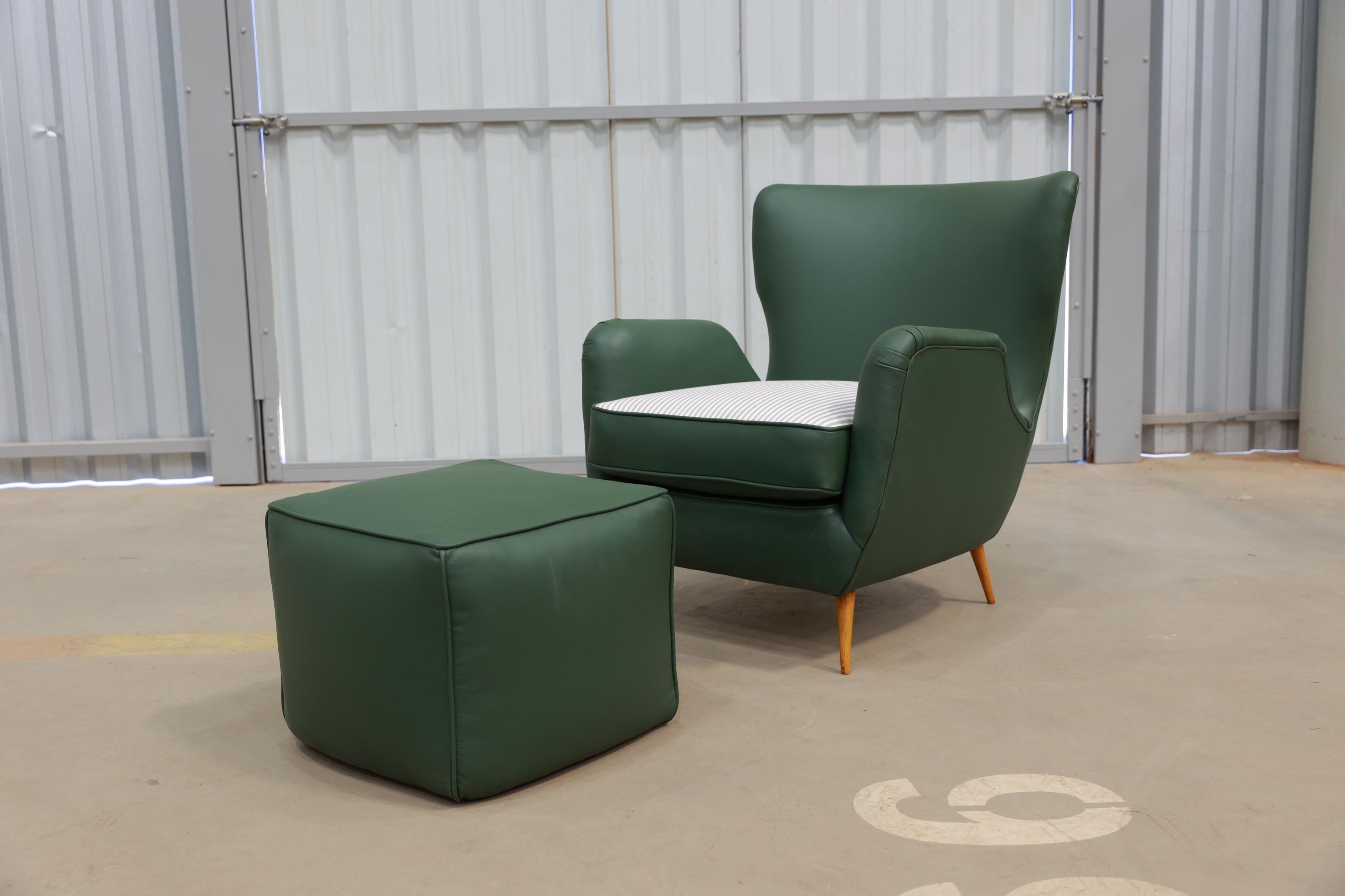 Brazilian Armchairs & Pouf in Hardwood, Leather and Fabric, Carlo Hauner 1950s For Sale 4