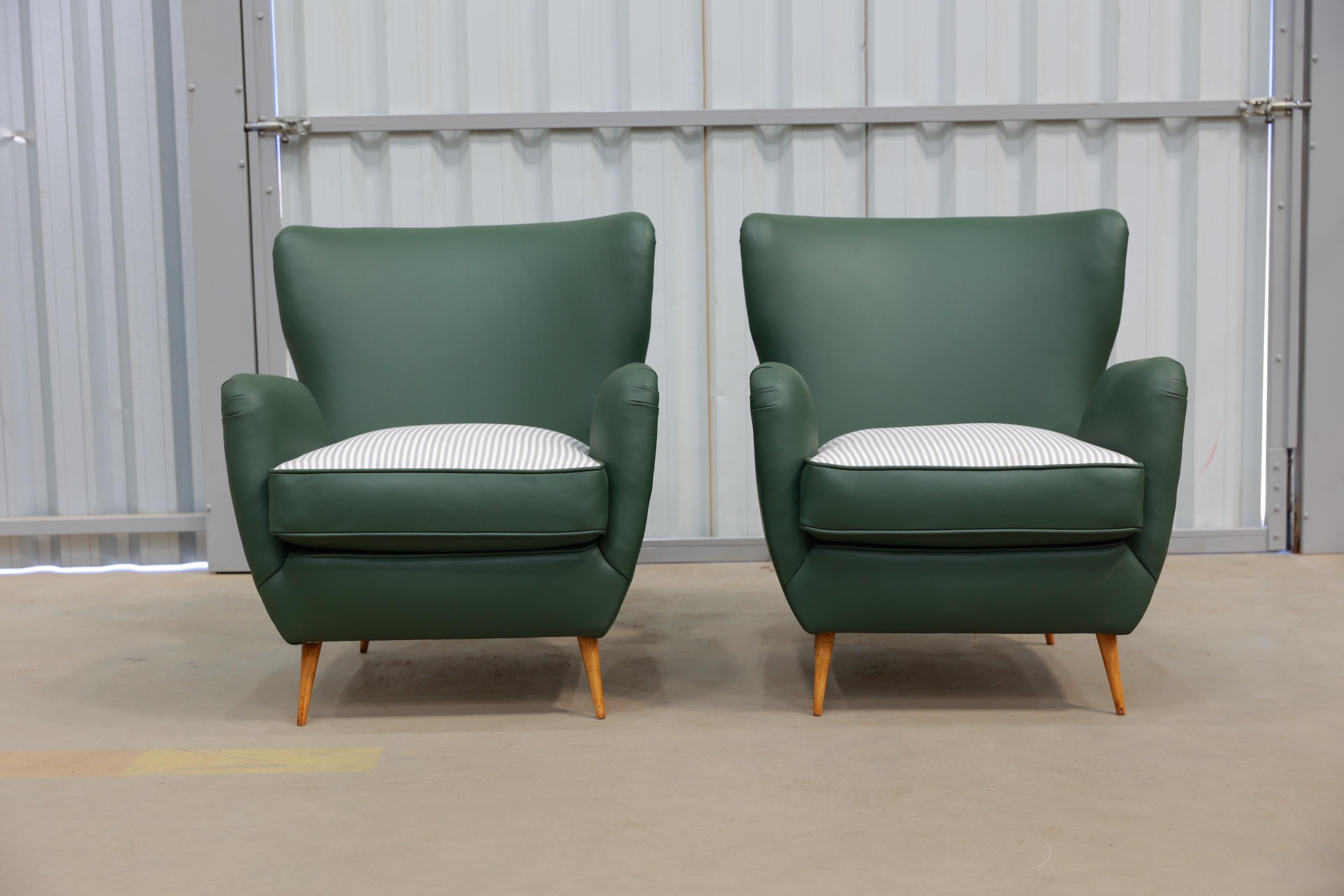 Mid-Century Modern Brazilian Armchairs & Pouf in Hardwood, Leather and Fabric, Carlo Hauner 1950s For Sale