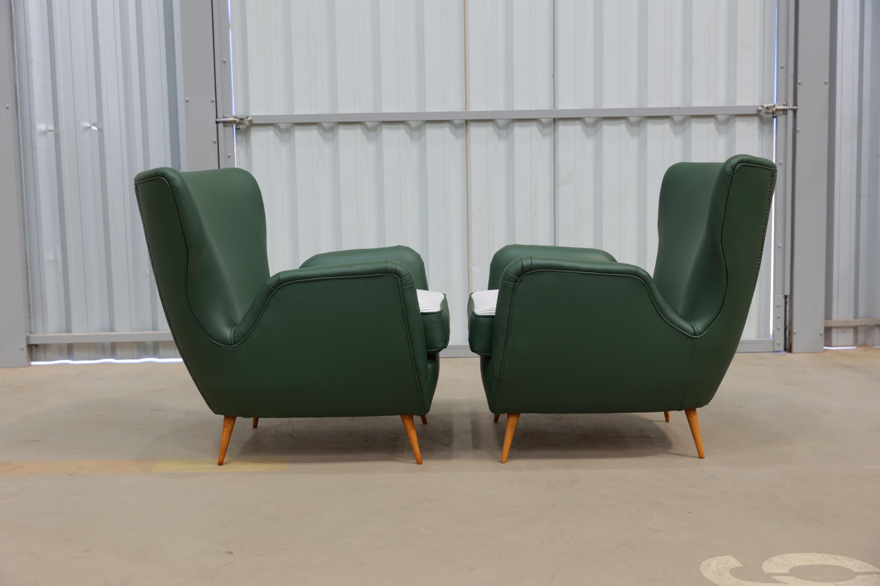 Brazilian Armchairs & Pouf in Hardwood, Leather and Fabric, Carlo Hauner 1950s In Good Condition For Sale In New York, NY