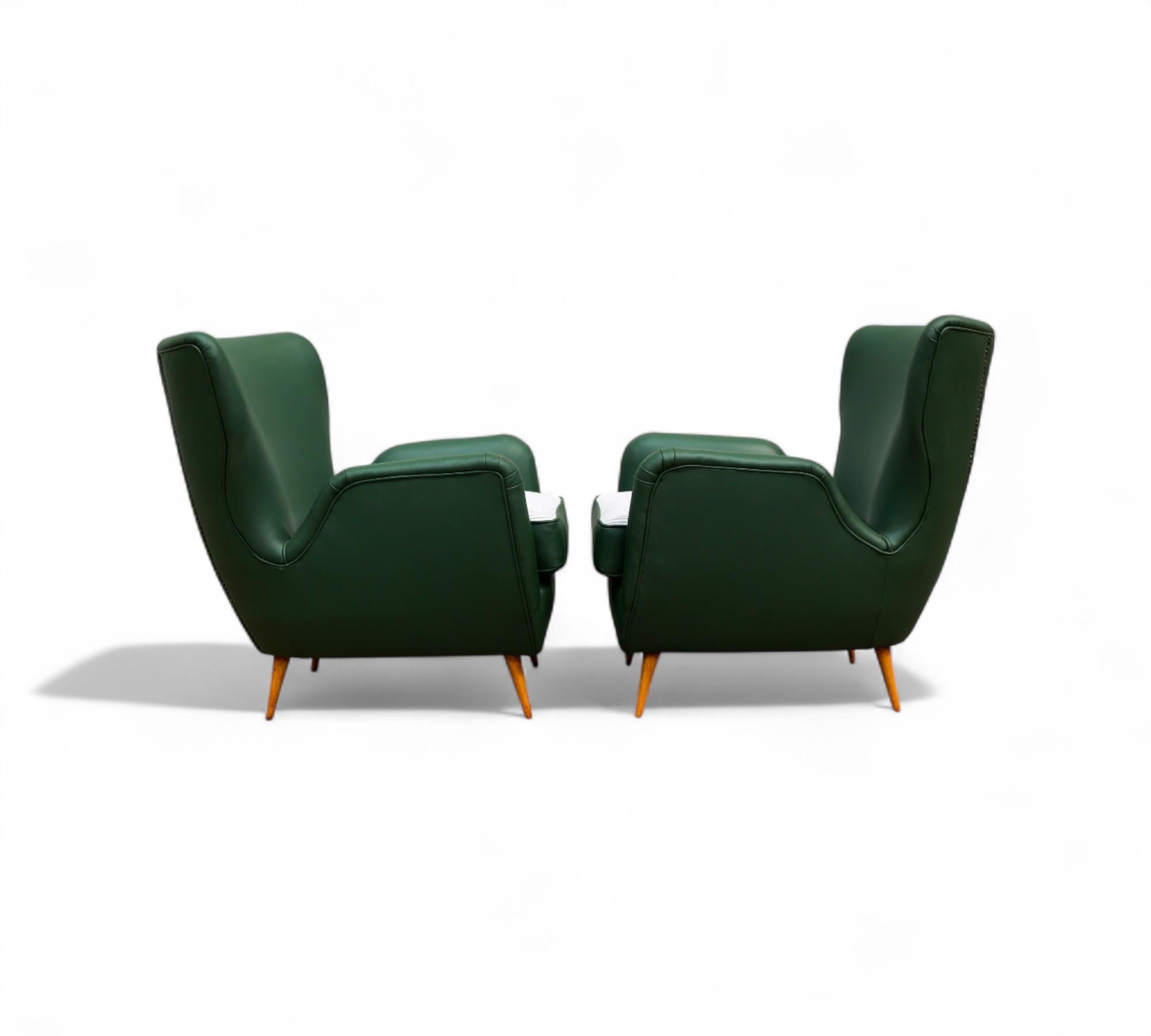 Brazilian Armchairs & Pouf in Hardwood, Leather and Fabric, Carlo Hauner 1950s In Good Condition For Sale In New York, NY