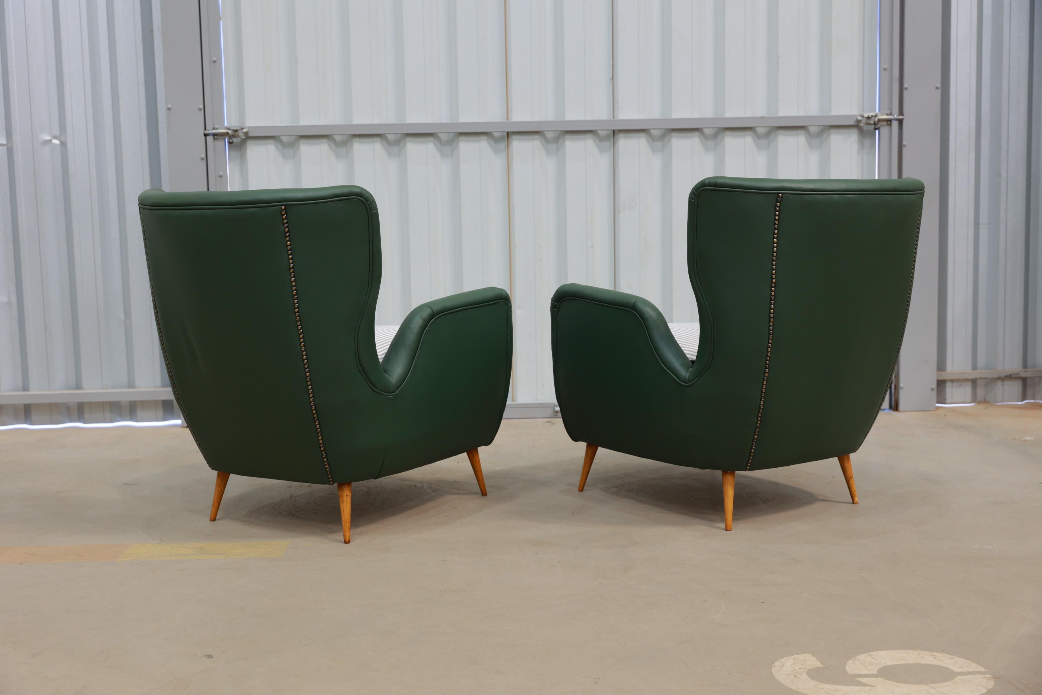 20th Century Brazilian Armchairs & Pouf in Hardwood, Leather and Fabric, Carlo Hauner 1950s For Sale
