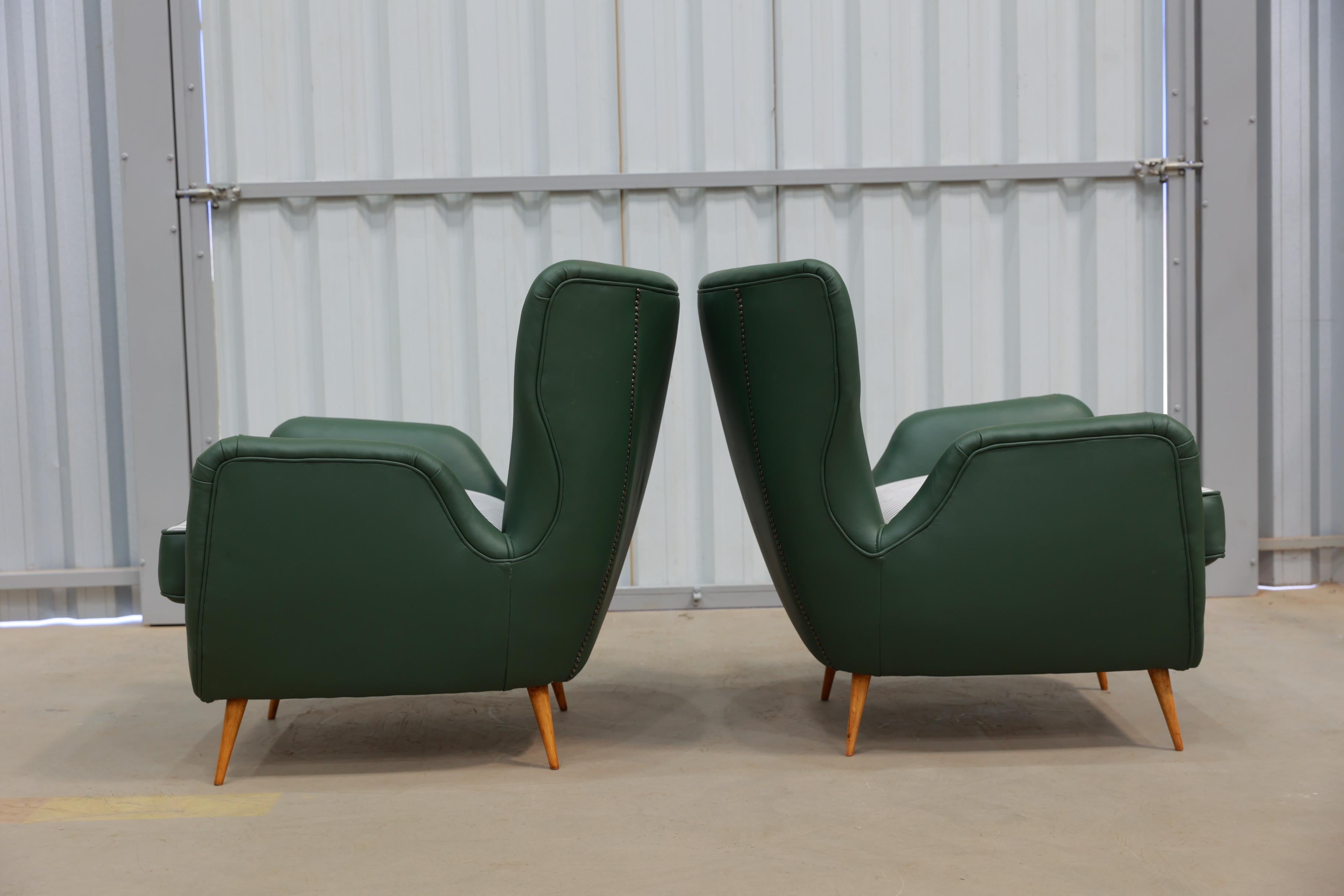 Brazilian Armchairs & Pouf in Hardwood, Leather and Fabric, Carlo Hauner 1950s For Sale 1
