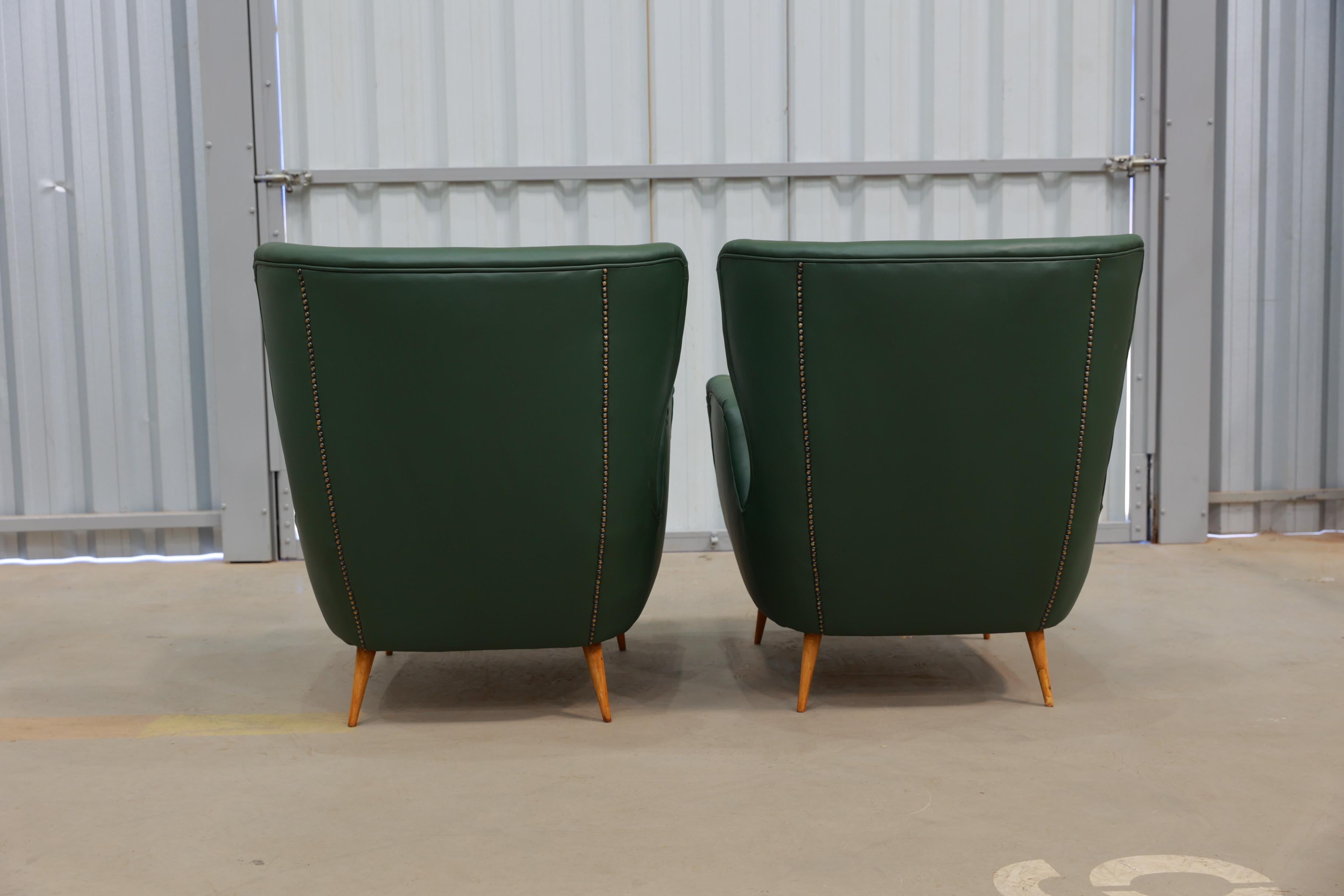 Brazilian Armchairs & Pouf in Hardwood, Leather and Fabric, Carlo Hauner 1950s For Sale 2