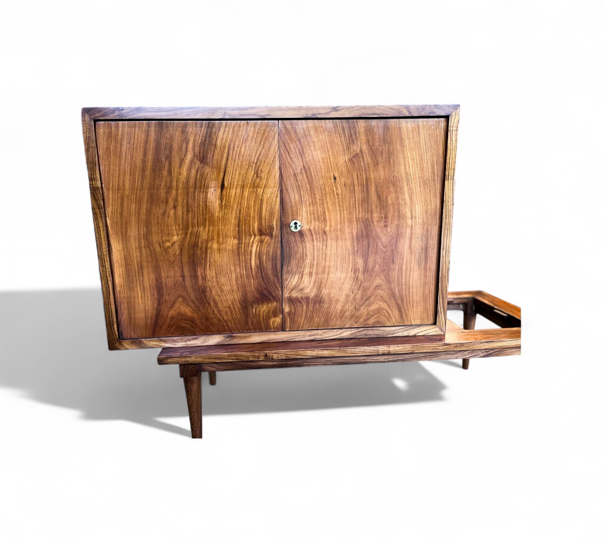 Bar brasiliano con tavolino in legno duro e vetro di Branco & Preto, anni '50 ca. in vendita 3