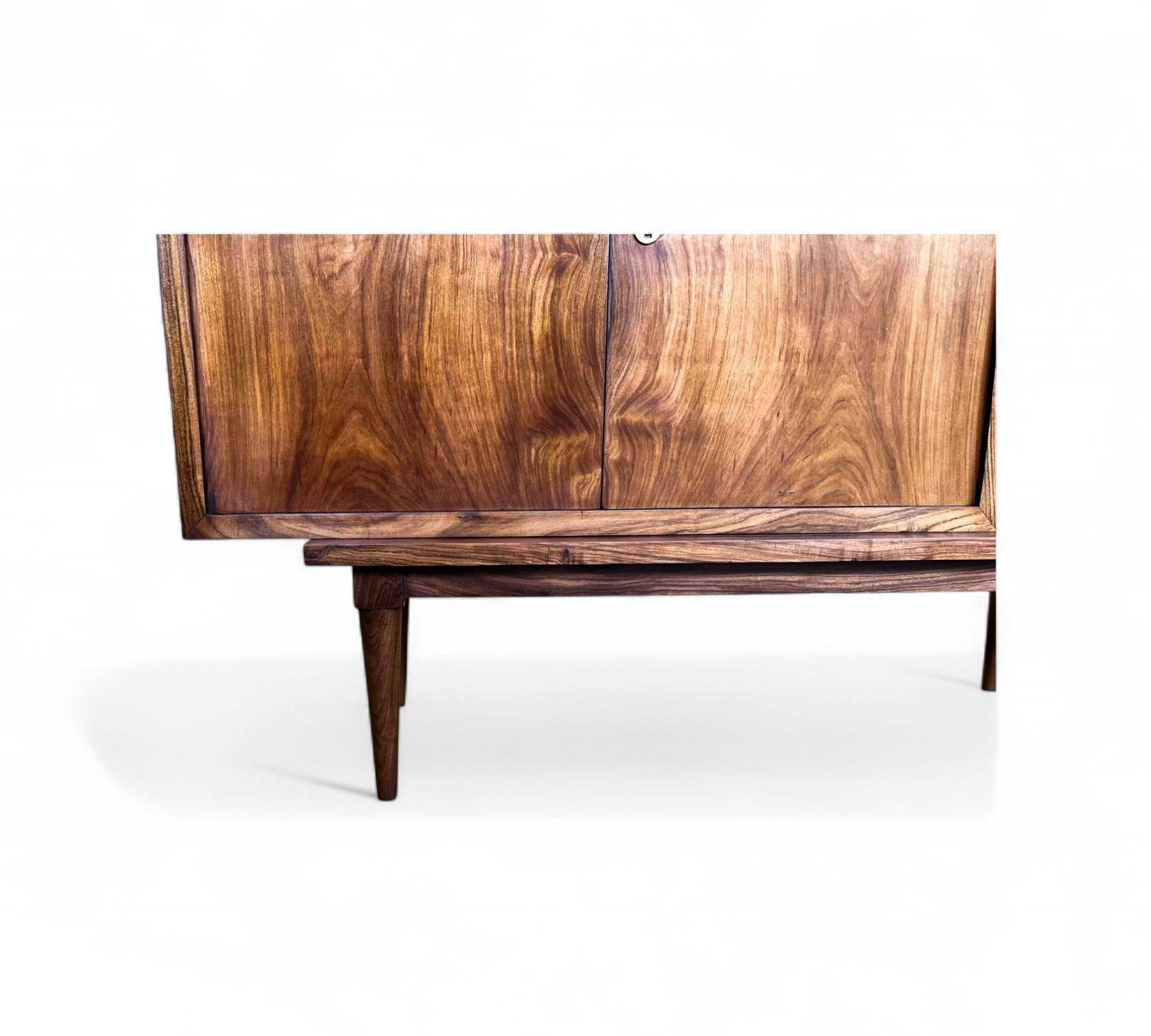 Bar brasiliano con tavolino in legno duro e vetro di Branco & Preto, anni '50 ca. in vendita 4