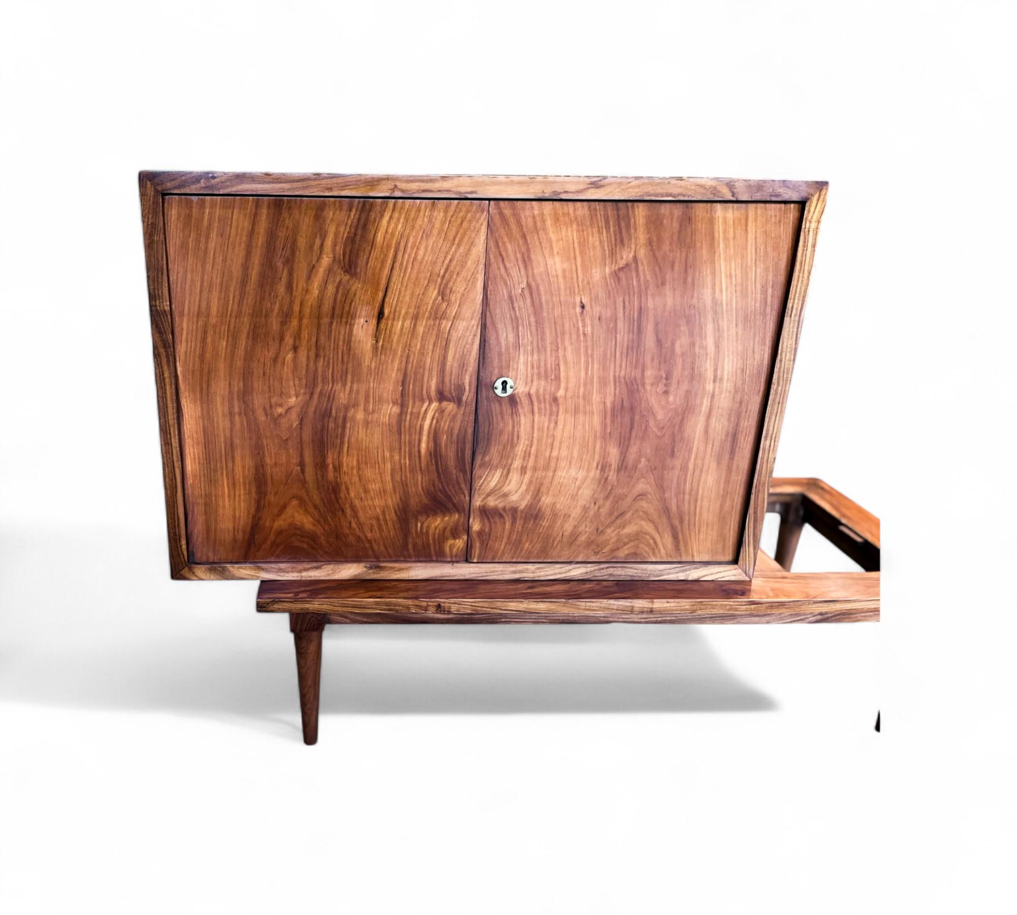 Bar brasiliano con tavolino in legno duro e vetro di Branco & Preto, anni '50 ca. in vendita 5