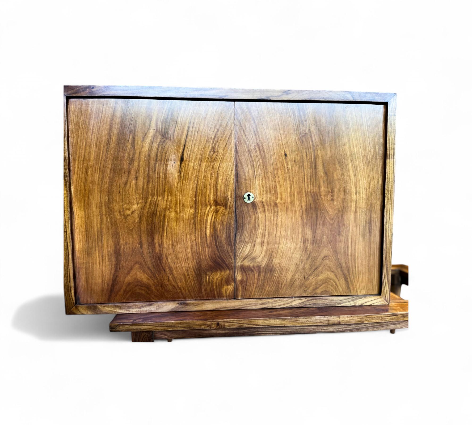 Bar brasiliano con tavolino in legno duro e vetro di Branco & Preto, anni '50 ca. in vendita 6