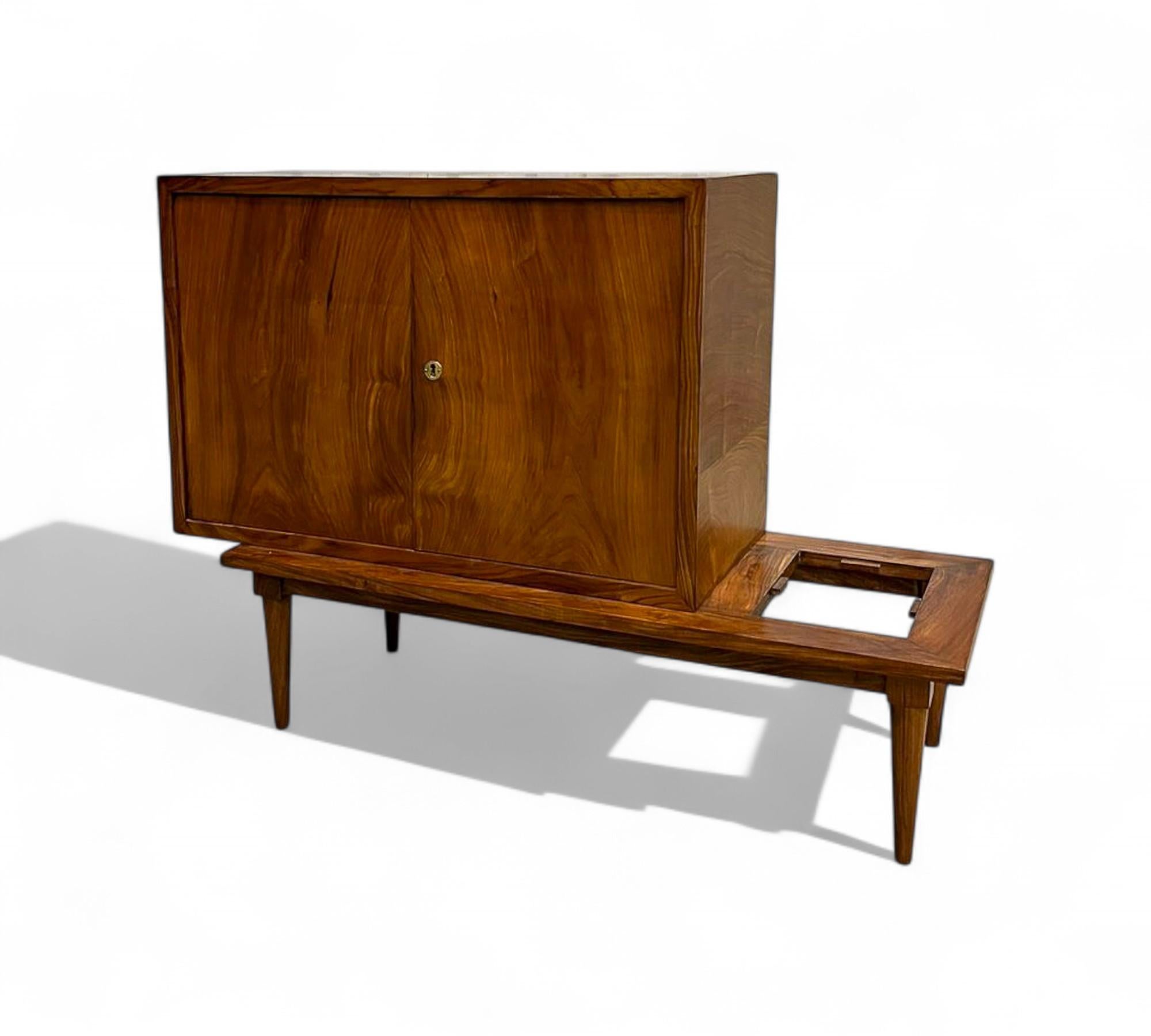 Disponibile oggi, con spedizione nazionale nell'area metropolitana di New York inclusa, questo bar brasiliano con tavolino in legno duro e vetro di Branco & Preto, risalente agli anni '50, è a dir poco stupendo!

Questo raffinato e funzionale