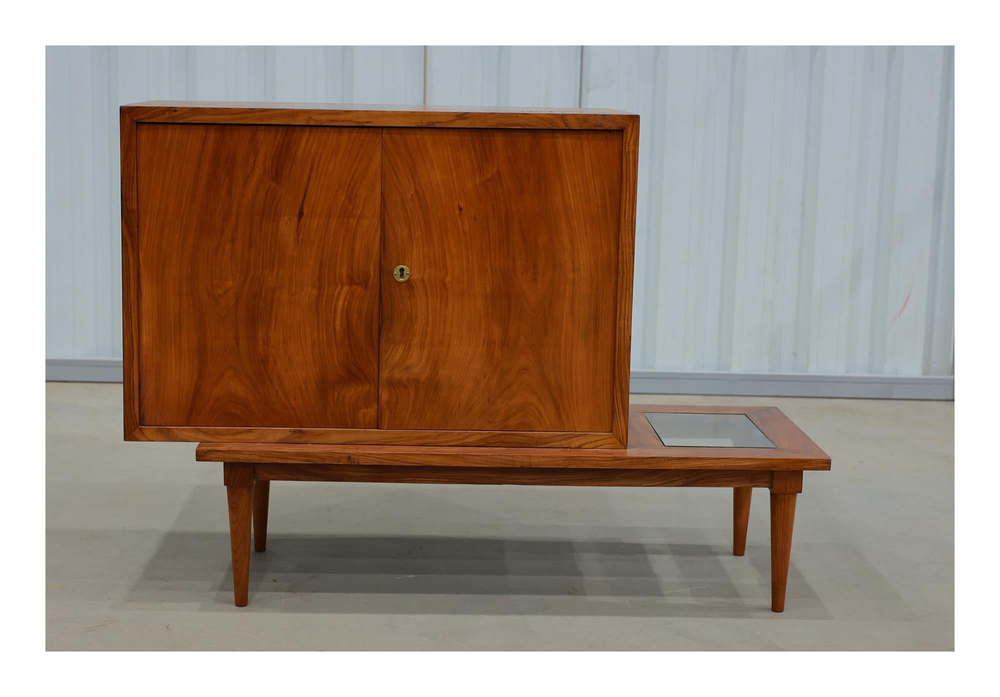 Brasilianische Bar mit Beistelltisch aus Hartholz und Glas von Branco & Preto, ca. 1950er Jahre (Moderne der Mitte des Jahrhunderts) im Angebot