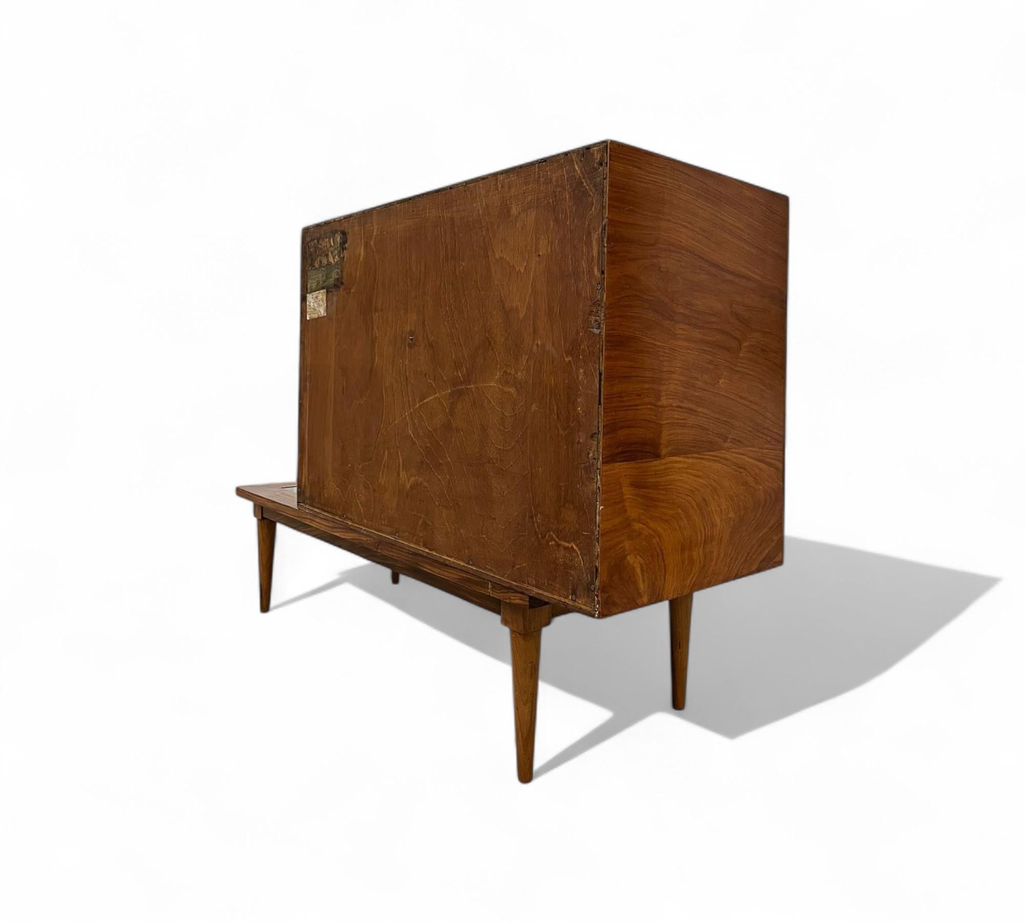 Falegnameria Bar brasiliano con tavolino in legno duro e vetro di Branco & Preto, anni '50 ca. in vendita