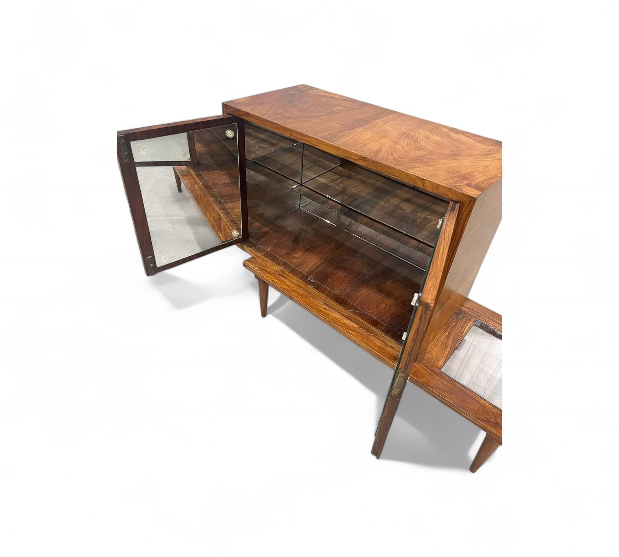 Bar brasiliano con tavolino in legno duro e vetro di Branco & Preto, anni '50 ca. In condizioni buone in vendita a New York, NY
