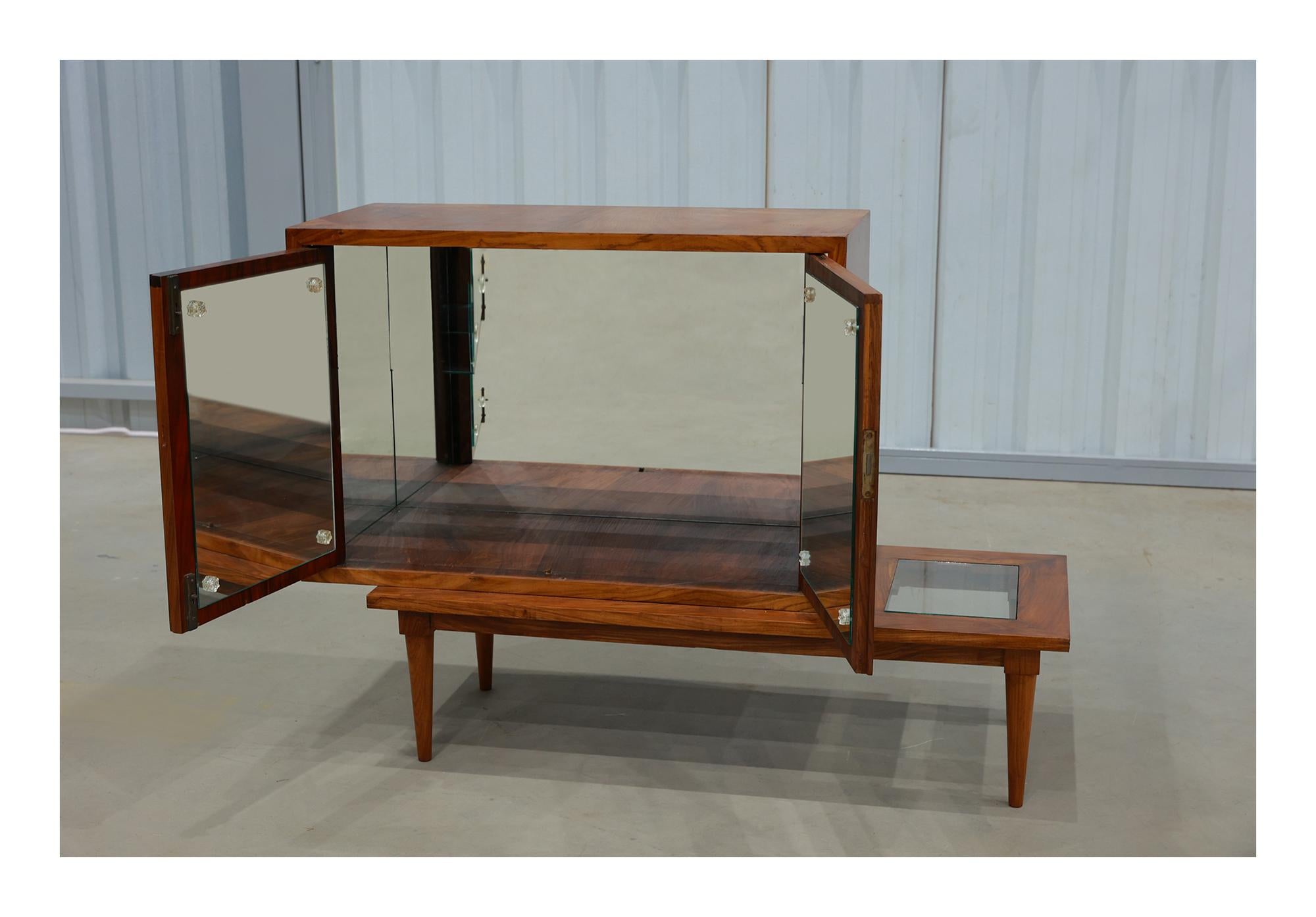 Brasilianische Bar mit Beistelltisch aus Hartholz und Glas von Branco & Preto, ca. 1950er Jahre im Angebot 3