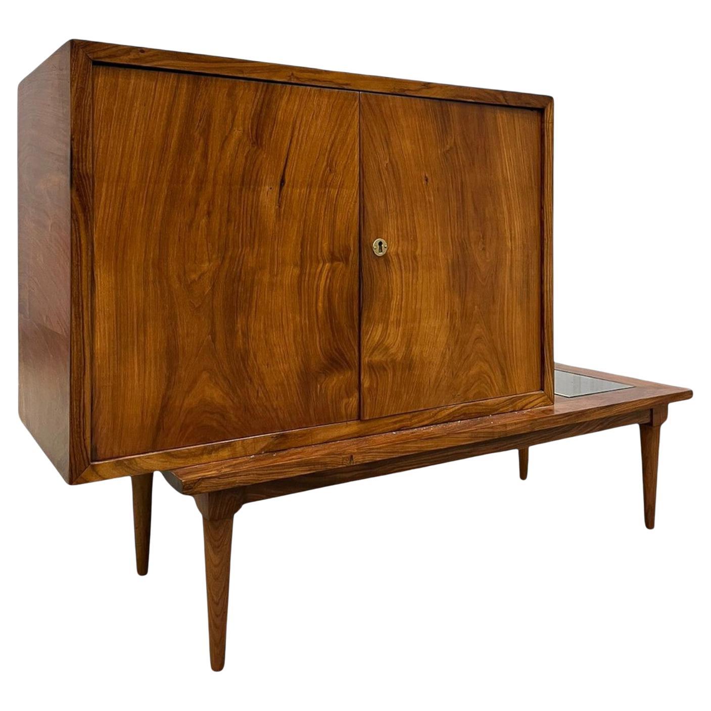 Bar brasiliano con tavolino in legno duro e vetro di Branco & Preto, anni '50 ca. in vendita