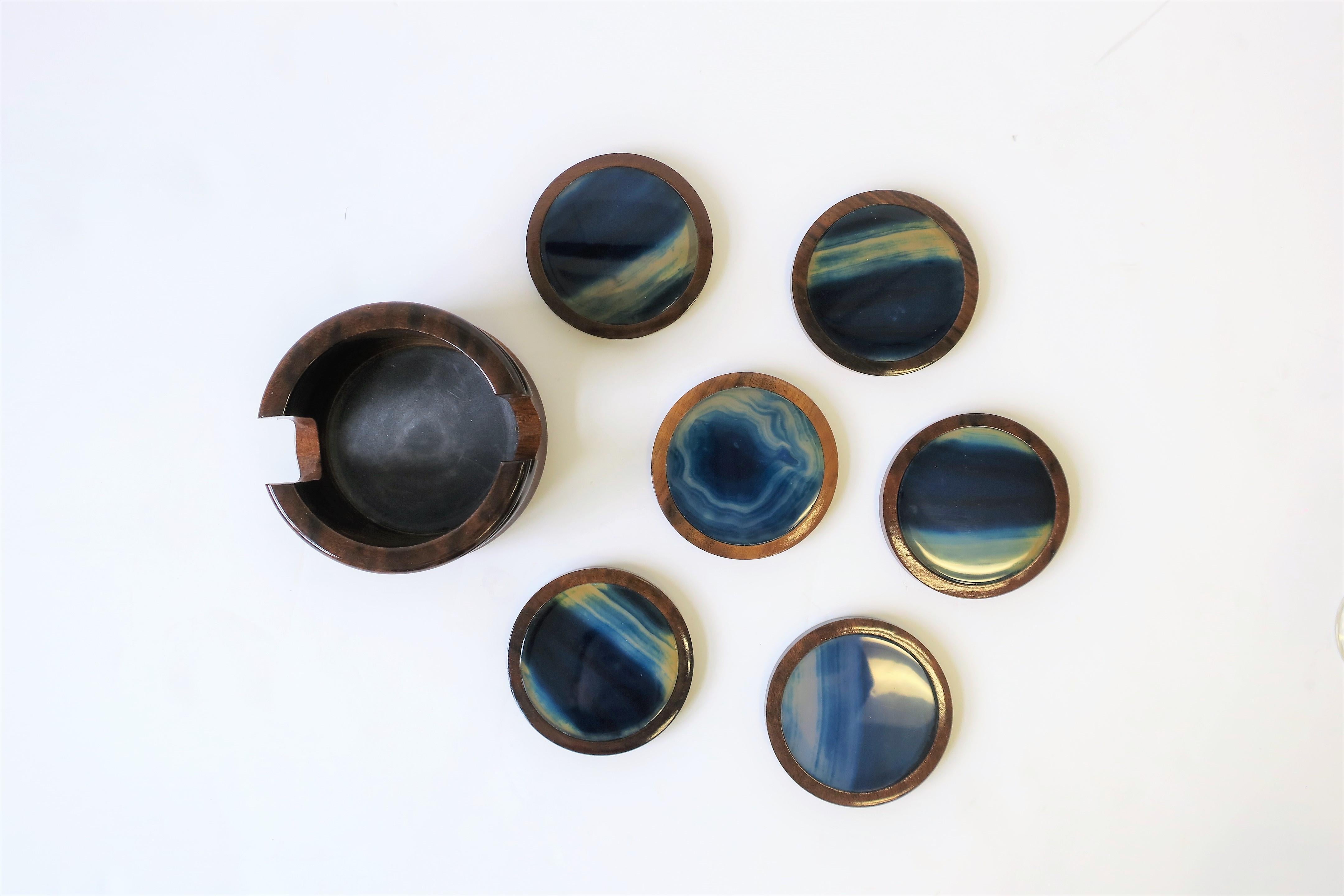 A beautiful set of Brazilian modern blue and white agate stone, drink, wine, champagne or cocktail coaster set, circa late 20th century, Brazil. Set includes six round agate stone and rosewood coasters and one coaster vessel with fluted design.