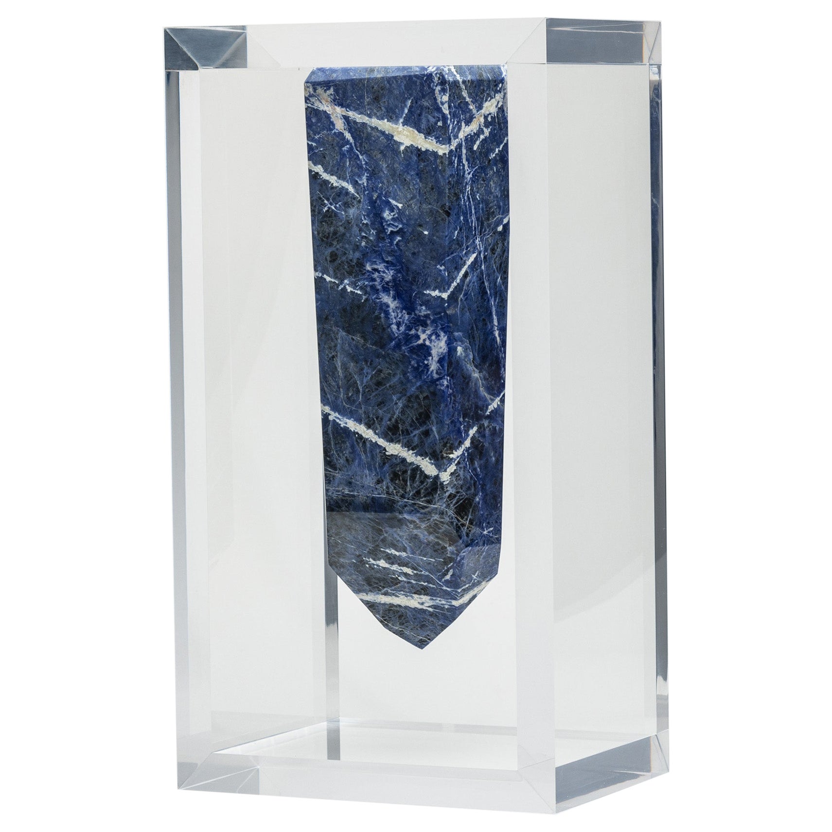 Point de sodalite bleue du Brésil monté dans une exposition polyvalente originale en acrylique en vente