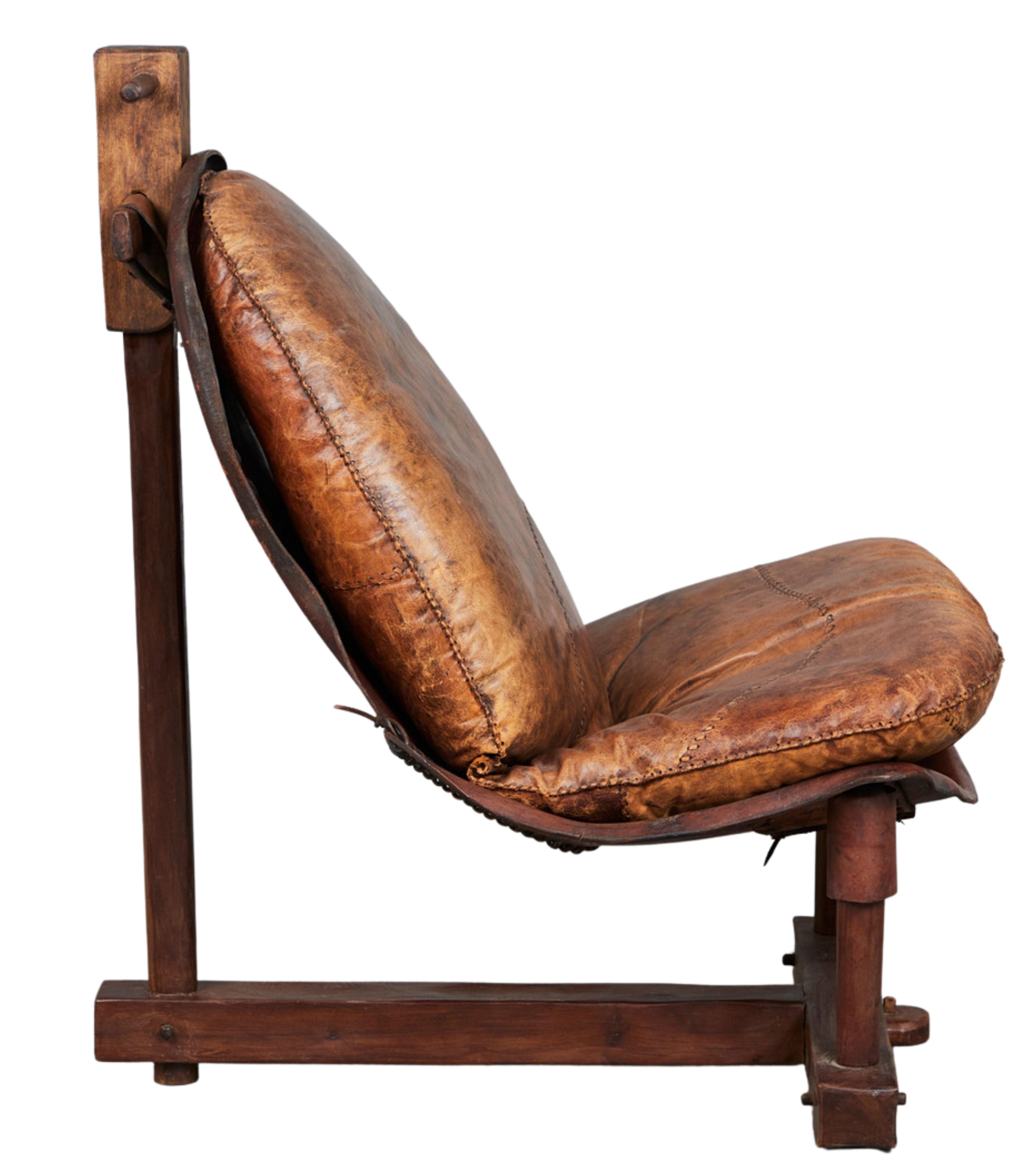 Brutalisme Fauteuil de salon brésilien brutaliste en cuir patched, chaise vintage des années 1960 en vente