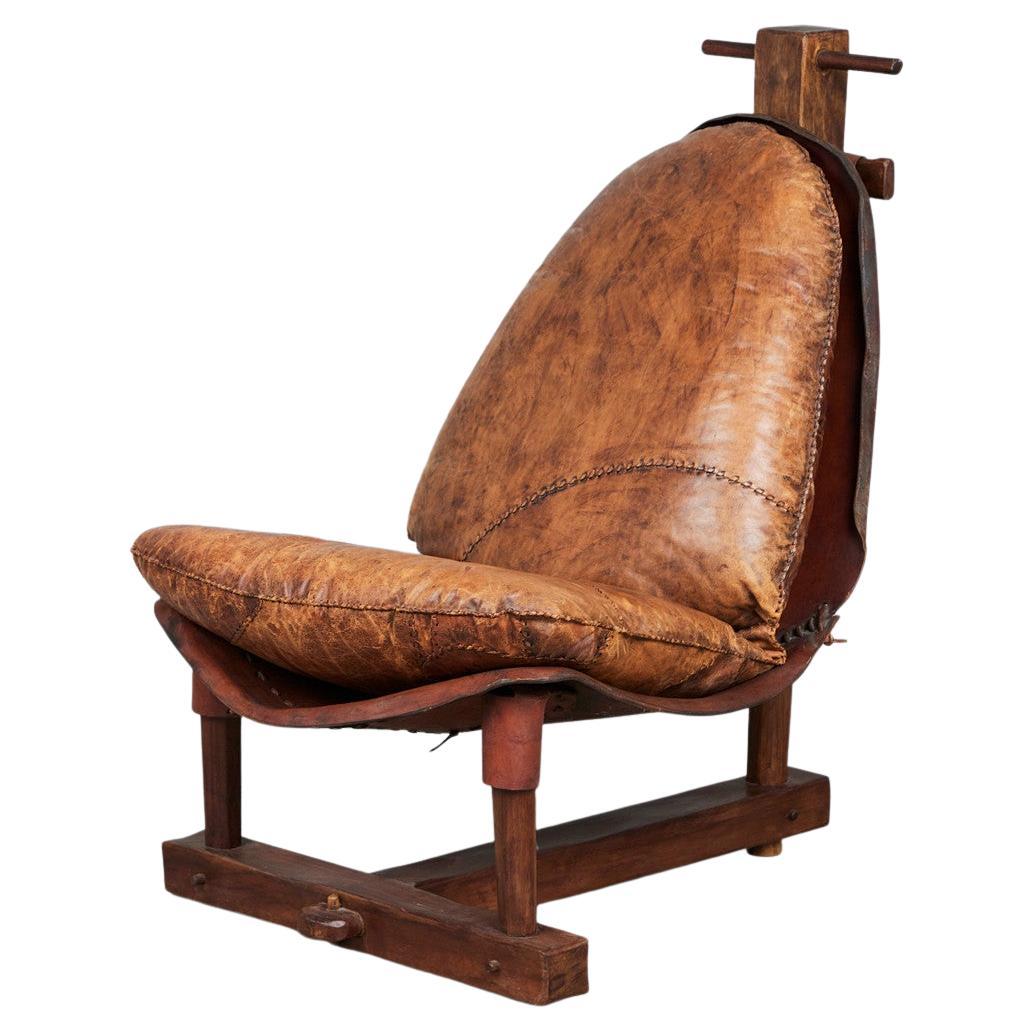 Fauteuil de salon brésilien brutaliste en cuir patched, chaise vintage des années 1960 en vente