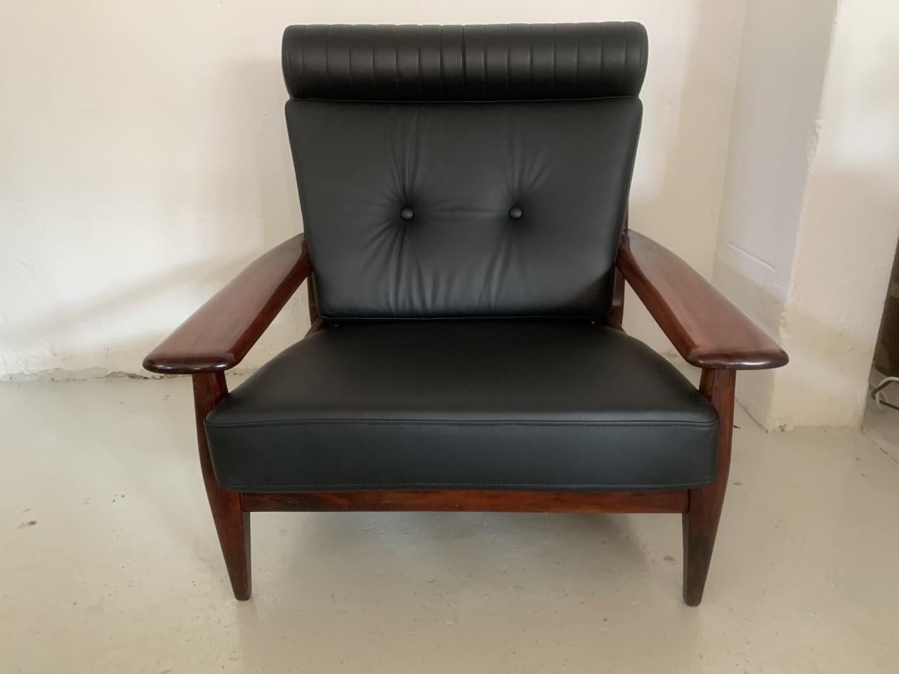 Large Brutalist Lounge chair by Brazilian designer Jean Gillon from the 1960s
Elegant organic shape with oversized armrests.
In a very beautifull vintage condition.
New Premium quality black leather cushions, 

In the 1960s & 1970s a lot of the