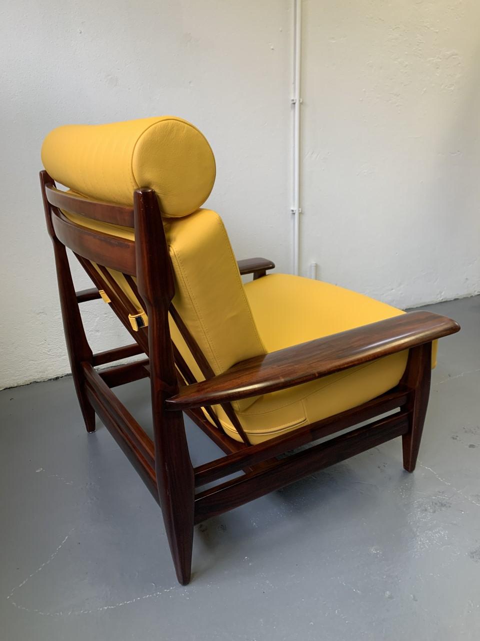Brazilian Brutalist Rosewood and Leather Lounge Chair by Jean Gillon In Good Condition For Sale In BUSSUM, NH
