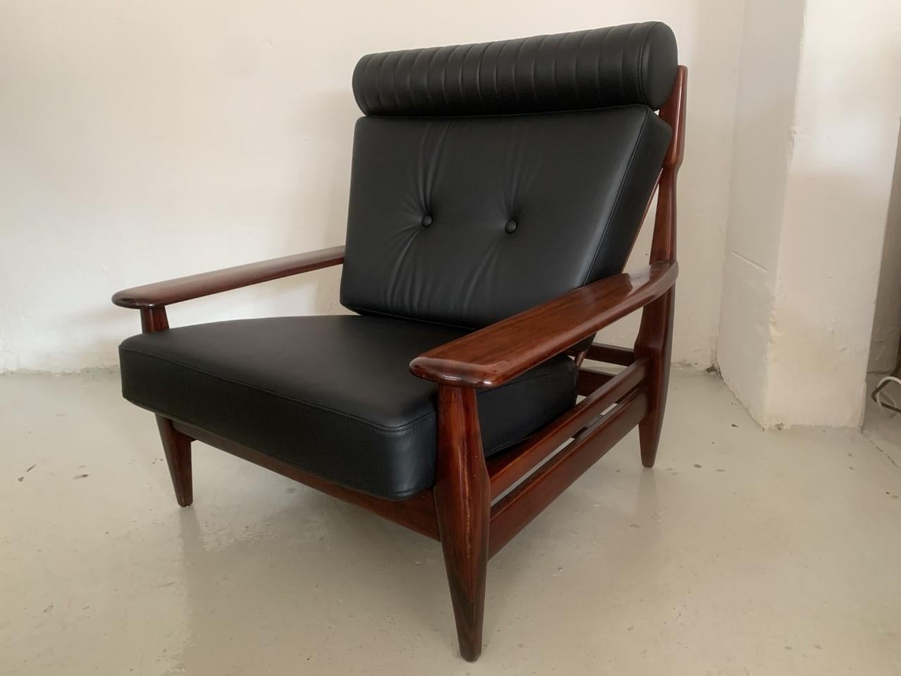 Brazilian Brutalist Rosewood and Leather Lounge Chair by Jean Gillon For Sale 1