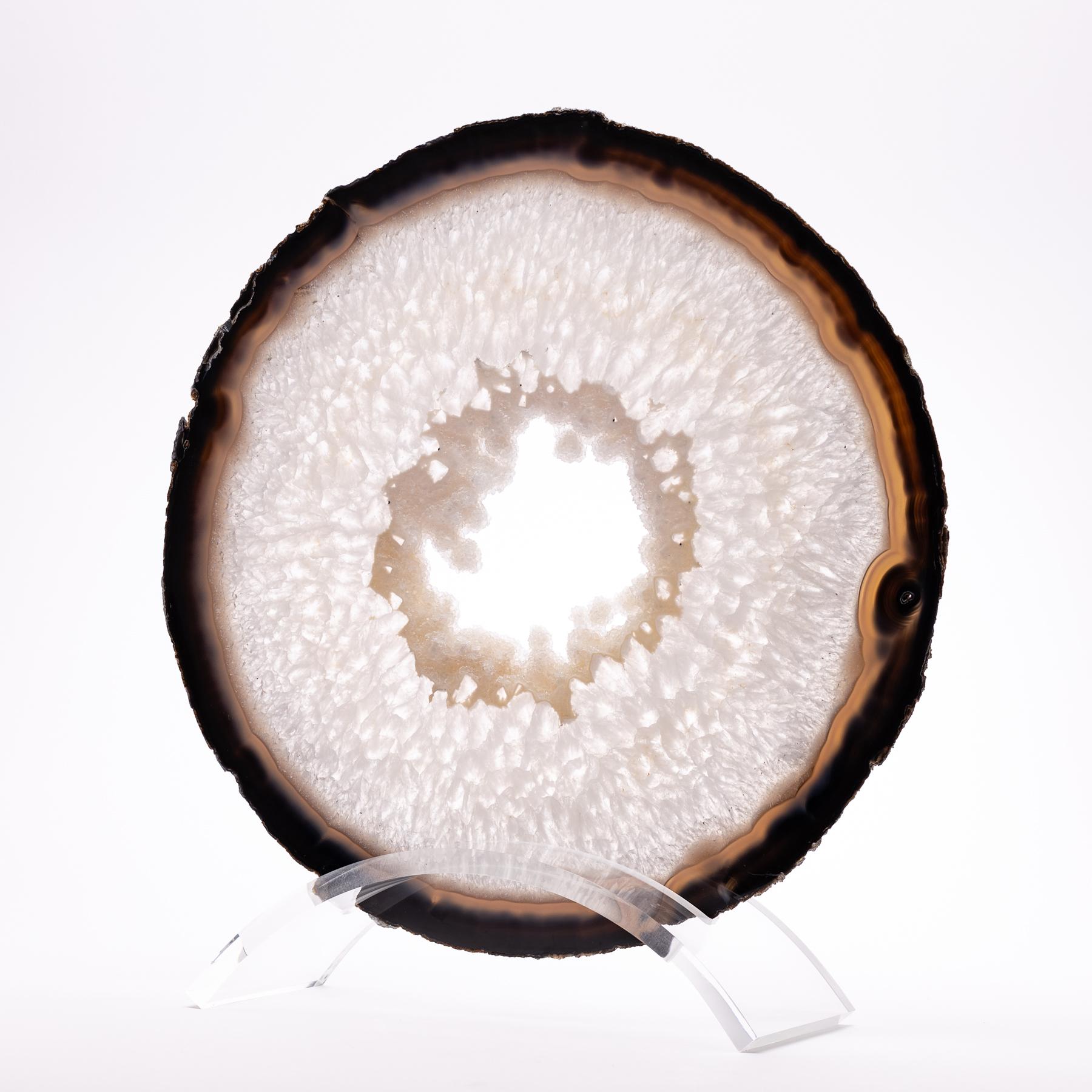 Erstklassige Achat-Platte aus Brasilien.
Achate werden in runden Knötchen geformt, die aufgeschnitten werden, um das im Stein verborgene innere Muster sichtbar zu machen. Sie entstehen in der Regel durch Ablagerungen von Kieselsäureschichten, die