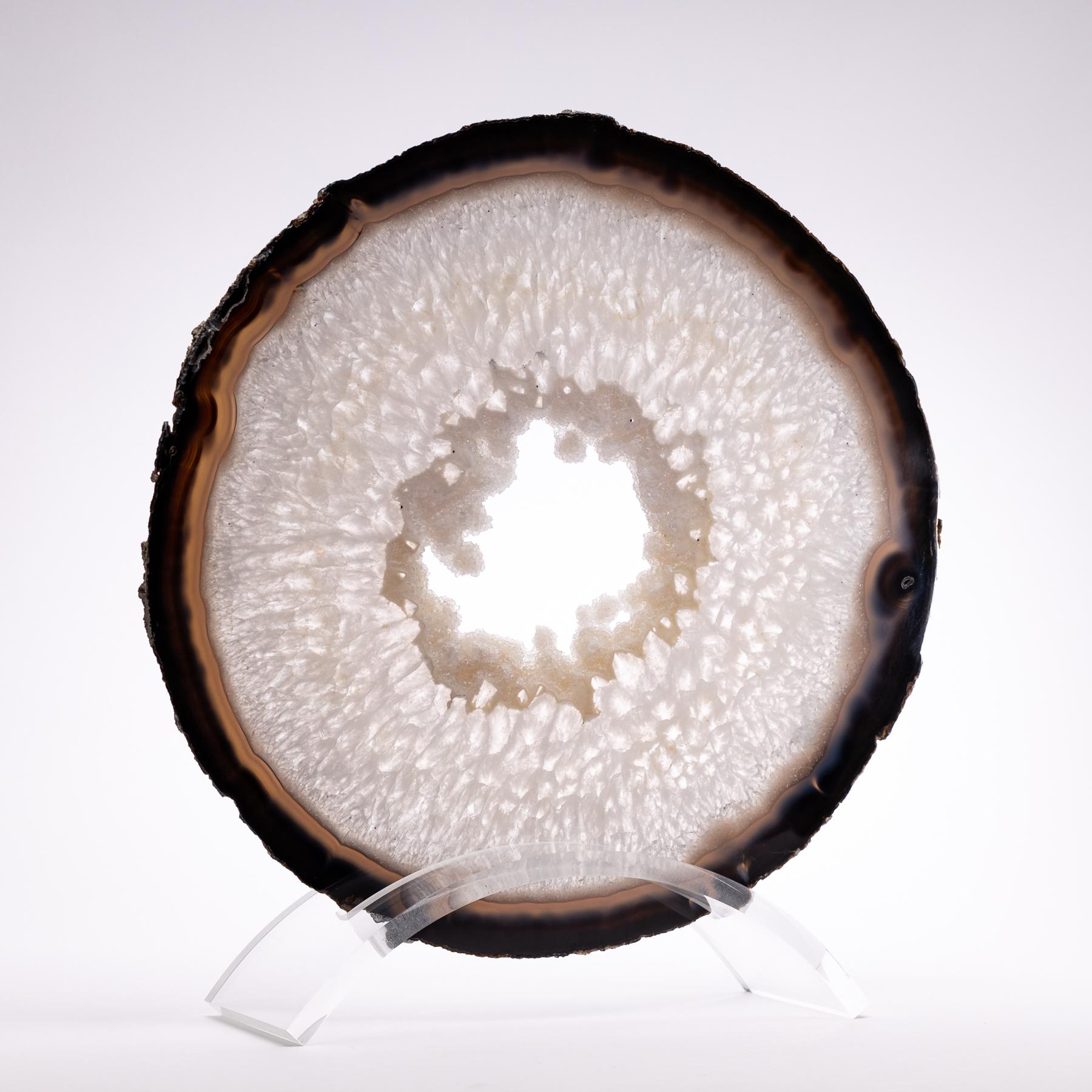 Brasilianische kreisförmige Achatplatte auf einem kundenspezifischen Stand aus Acryl (Organische Moderne) im Angebot
