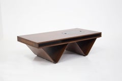 Brasilianischer Couchtisch aus Holz und dunklem Glas